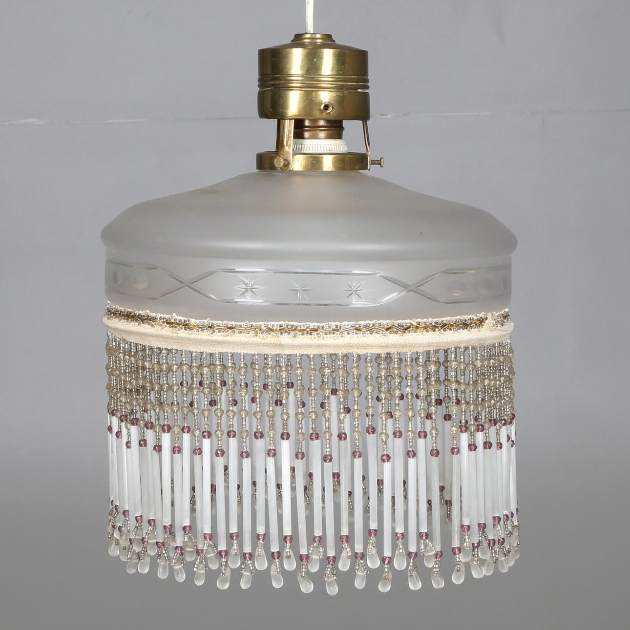 TAKLAMPA, glas samt pärlfrans, 1900-tal.