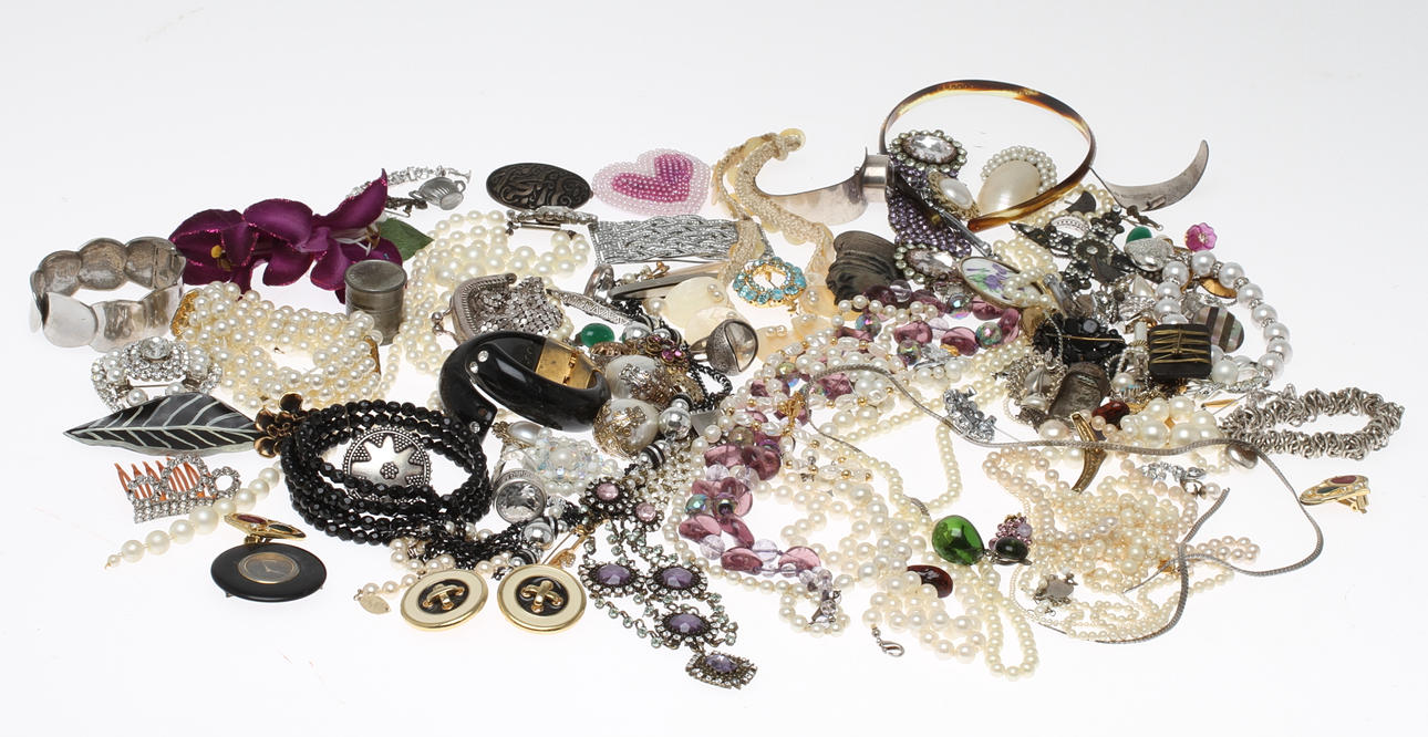 PARTI BIJOUTERIER MED MERA, 1900/2000-tal.