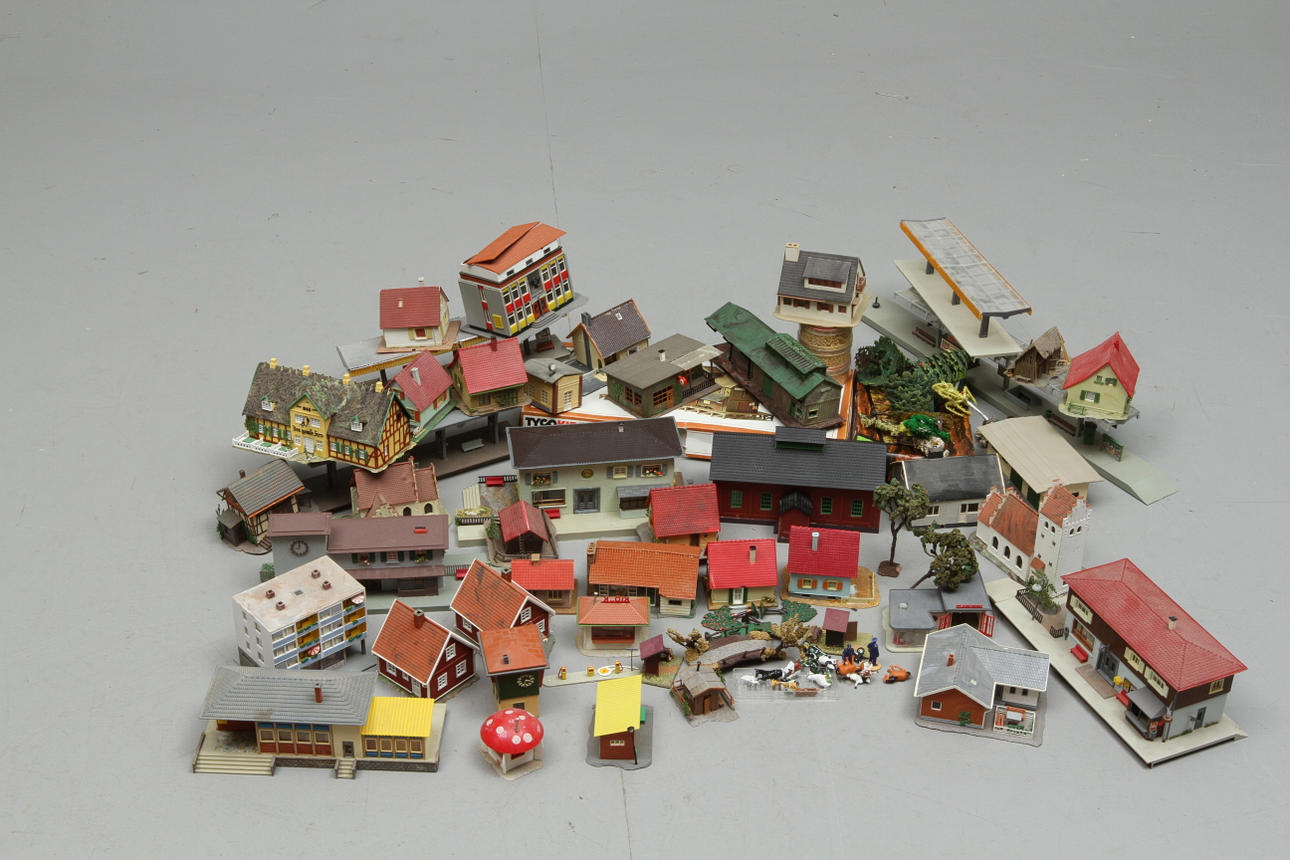 MODELLTÅG HUS och tillbehör i plast och trä, Två lådor.