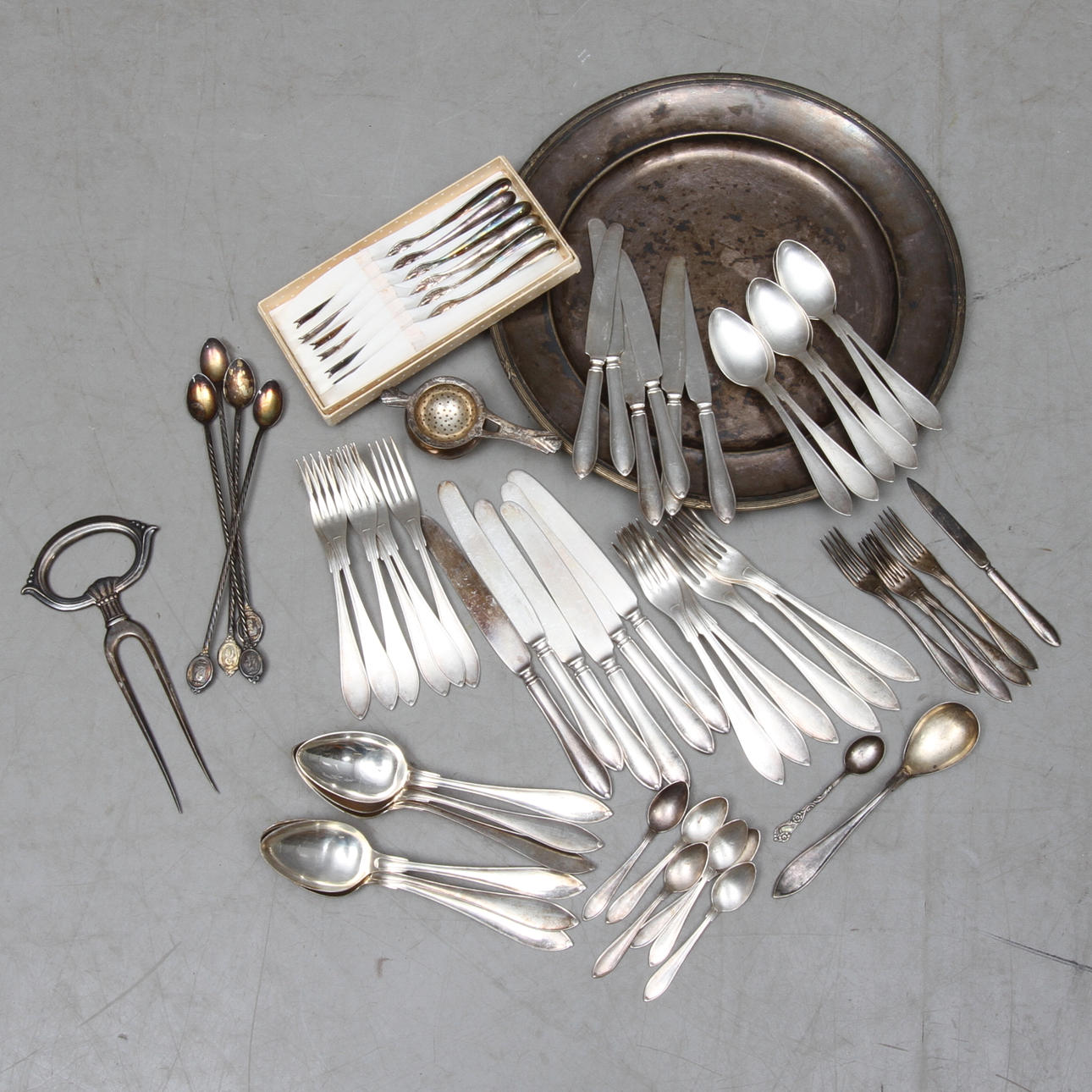 PARTI NYSILVER, bland annat hummerglafflar, bestick "Svensk Spets".