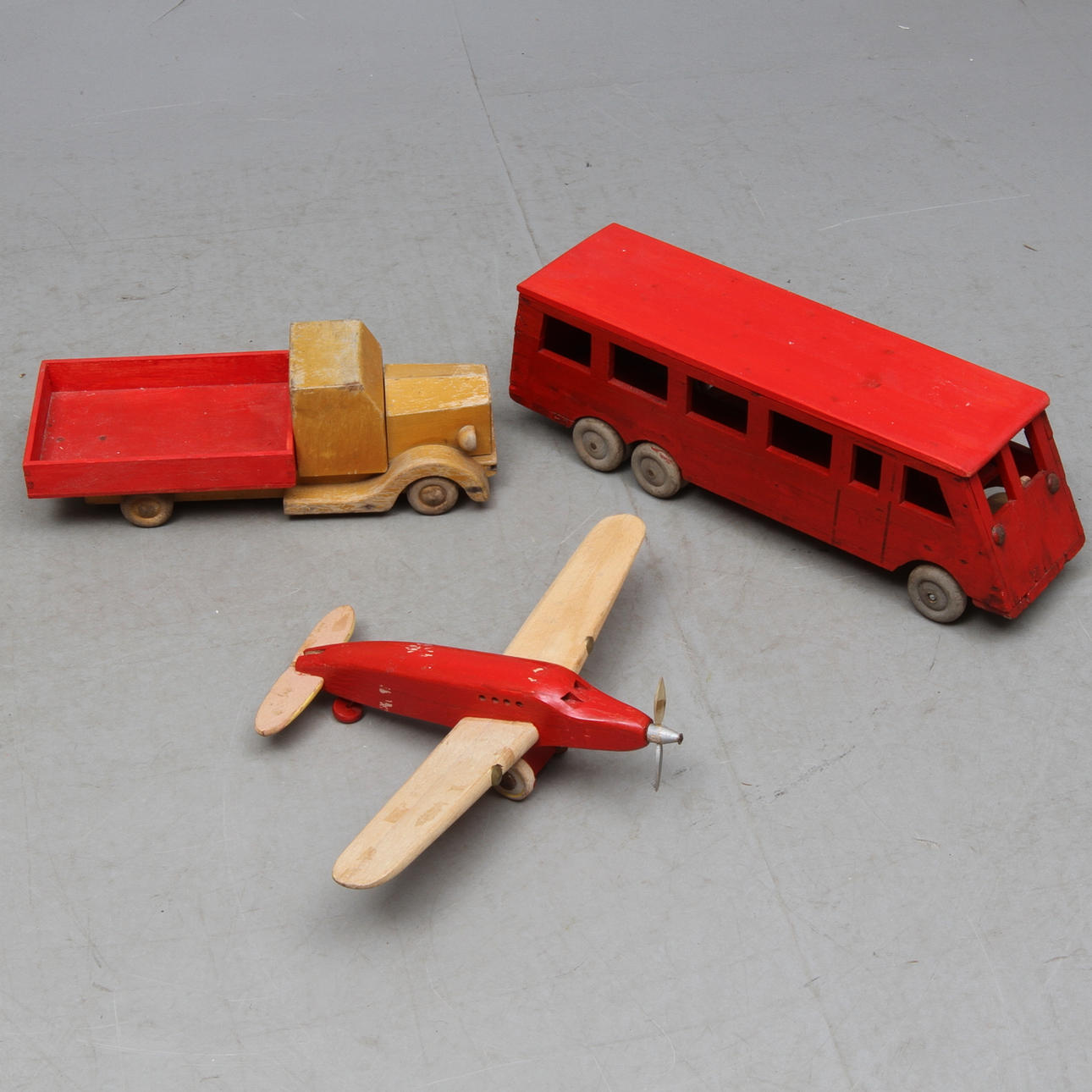 LEKSAKER 3 st, trä, 1900-tal.