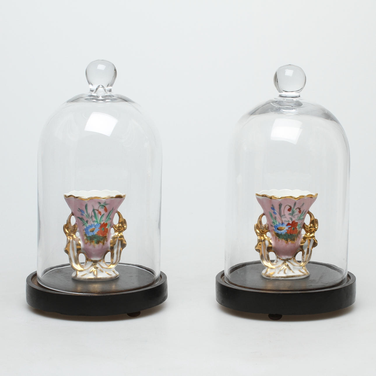 VASER MONTERADE I GLASKUPOR, 1 par, 1900-talets första hälft.