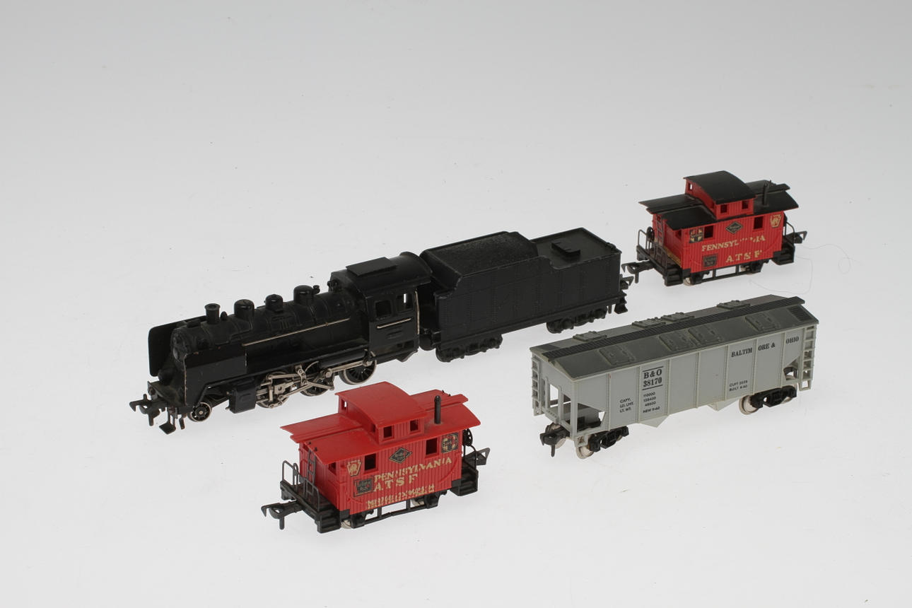 MODELLTÅG FLEISCHMANN ånglok med tender och 3 vagnar.