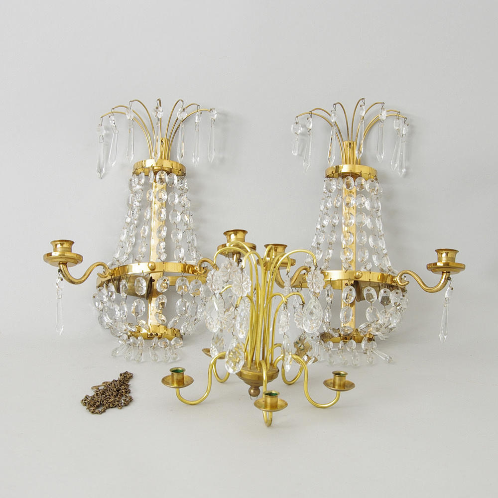 1 PAR VÄGGLAMPETTER SAMT TAKAMPEL med prismor.