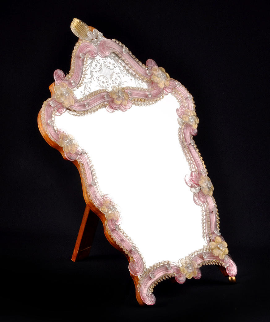 MURANO. TILLSKRIVEN. Stående spegel i stort och litet. Dateras runt 1960.