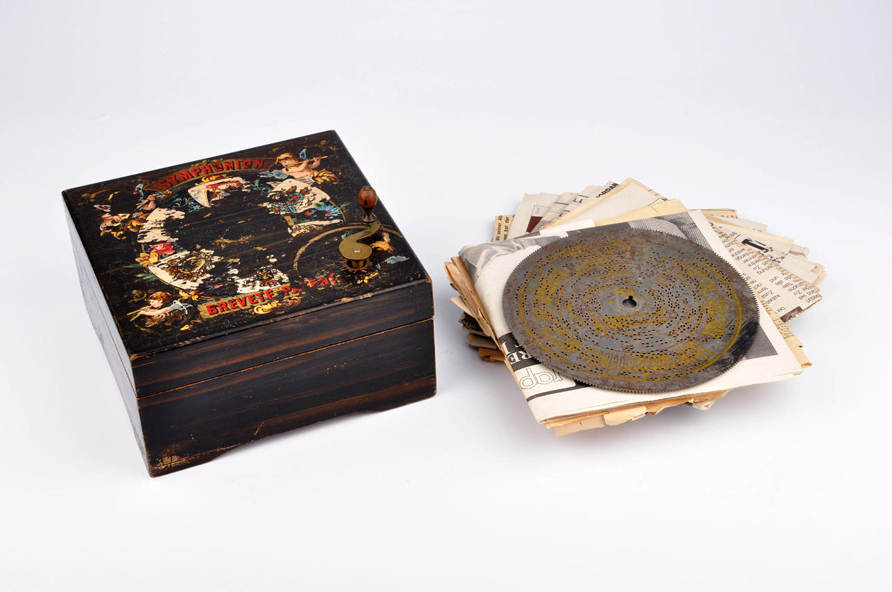 SYMPHONIUM BREVETE PATENT. Litet hål skivspelare med 12 plattor.