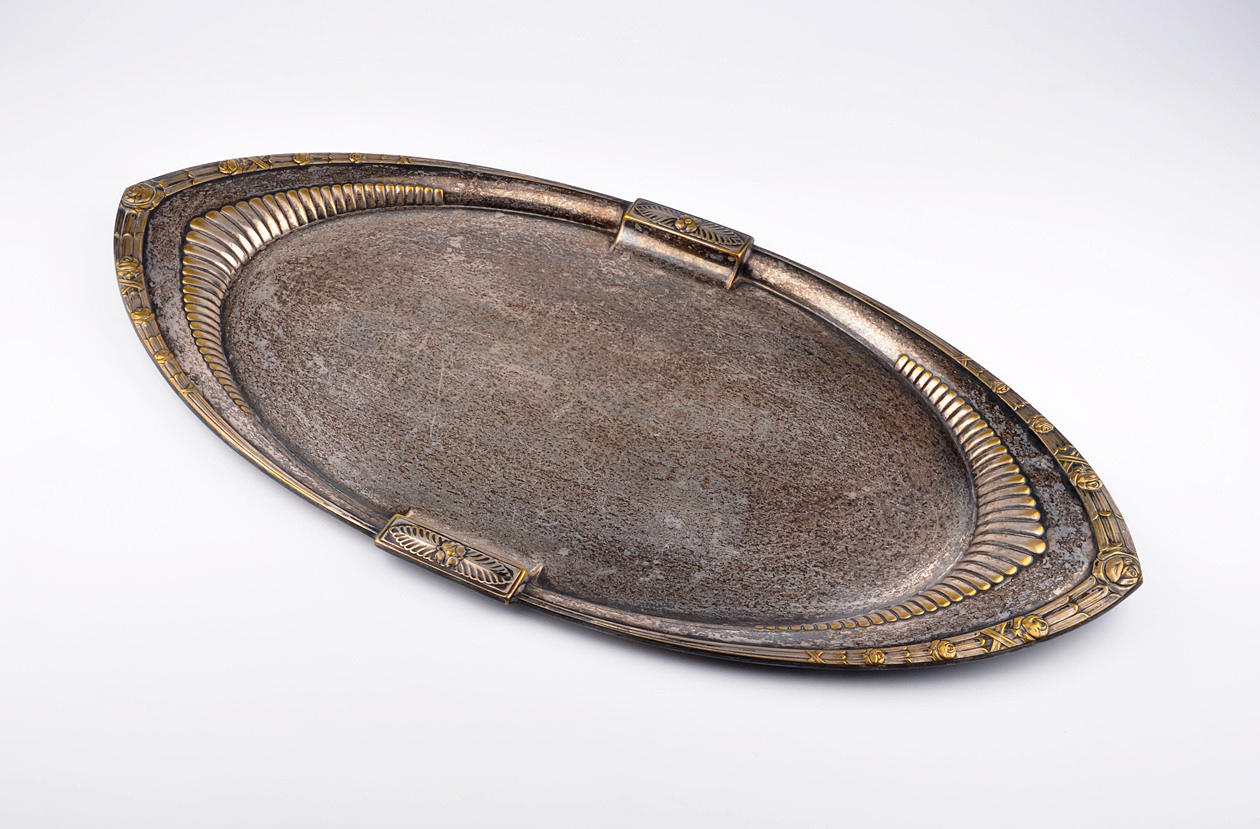 SERVIERTABLETT. Stor silverpläterad mässingsbricka. Dateras runt 1890.