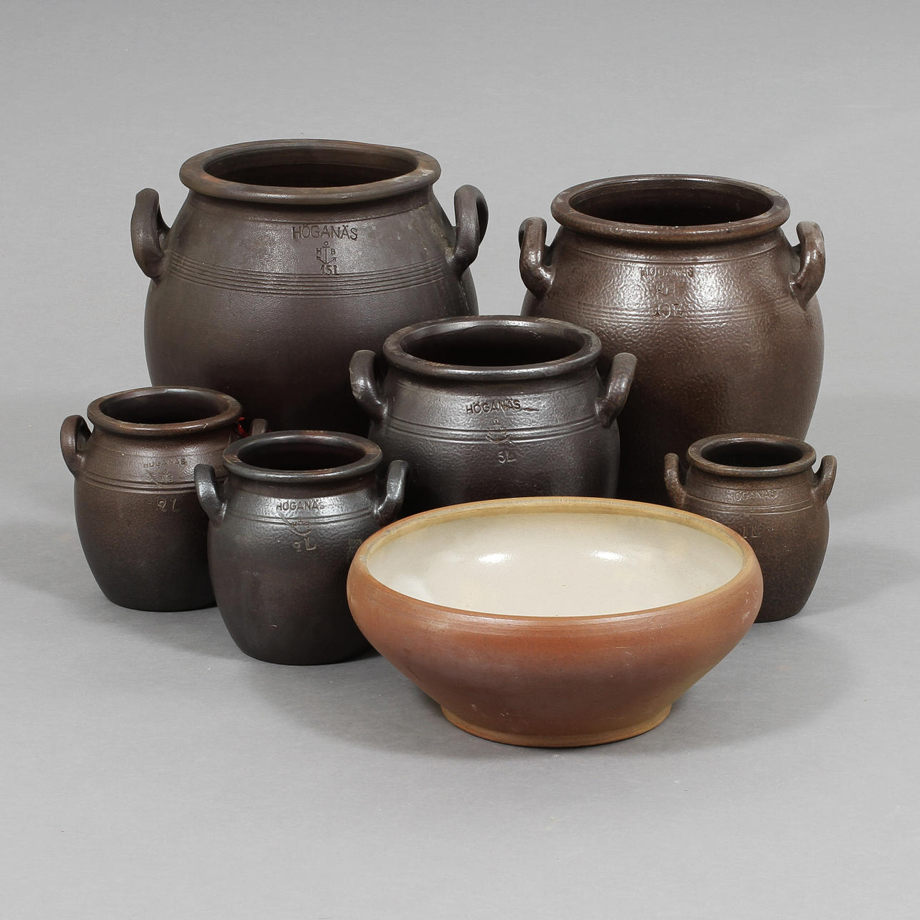 KRUS, 6 st, Höganäs, samt ett SKÅLFAT, lergods.