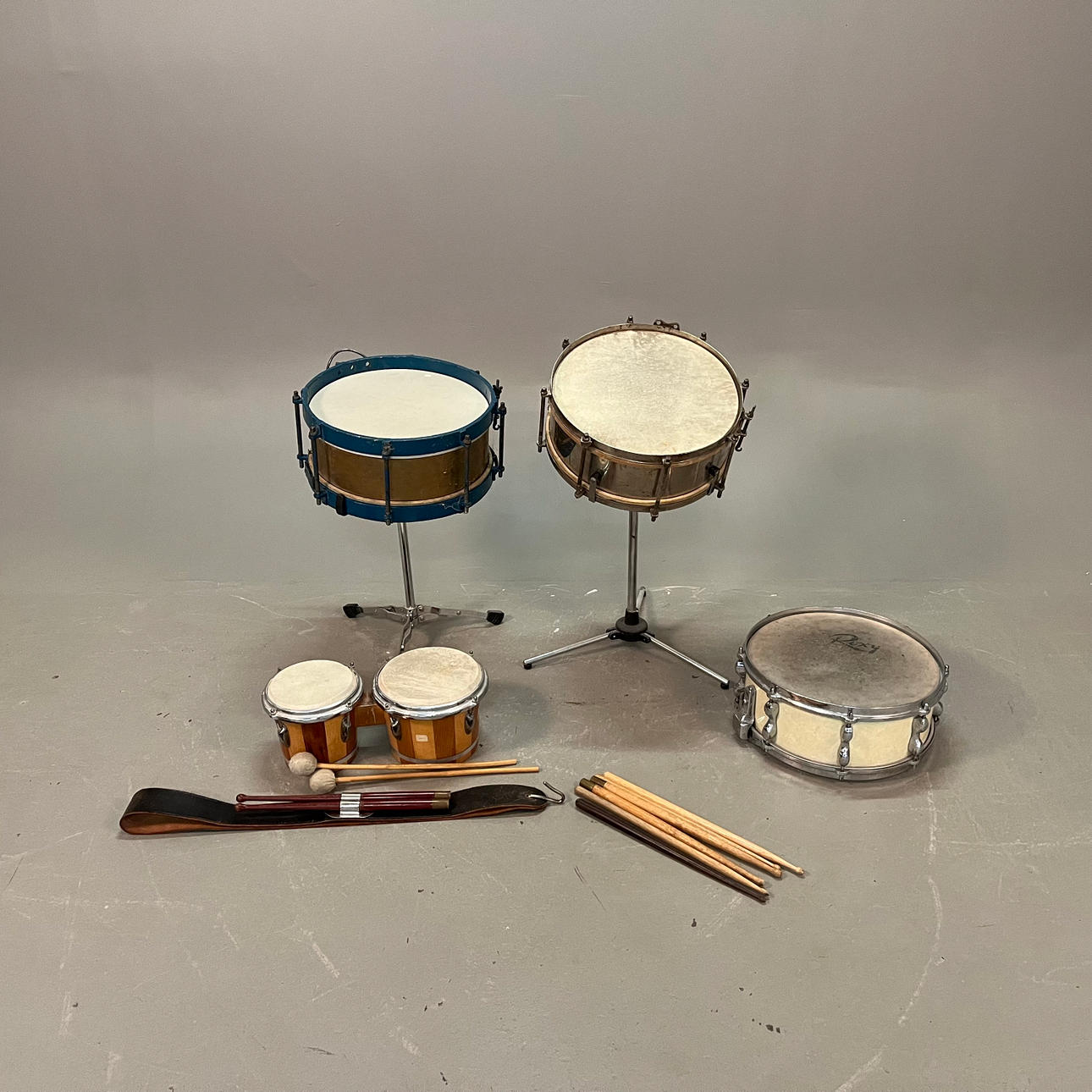 TRUMMOR, 3st, trumpinnar, med mera. Samlarföremål - Musikinstrument ...
