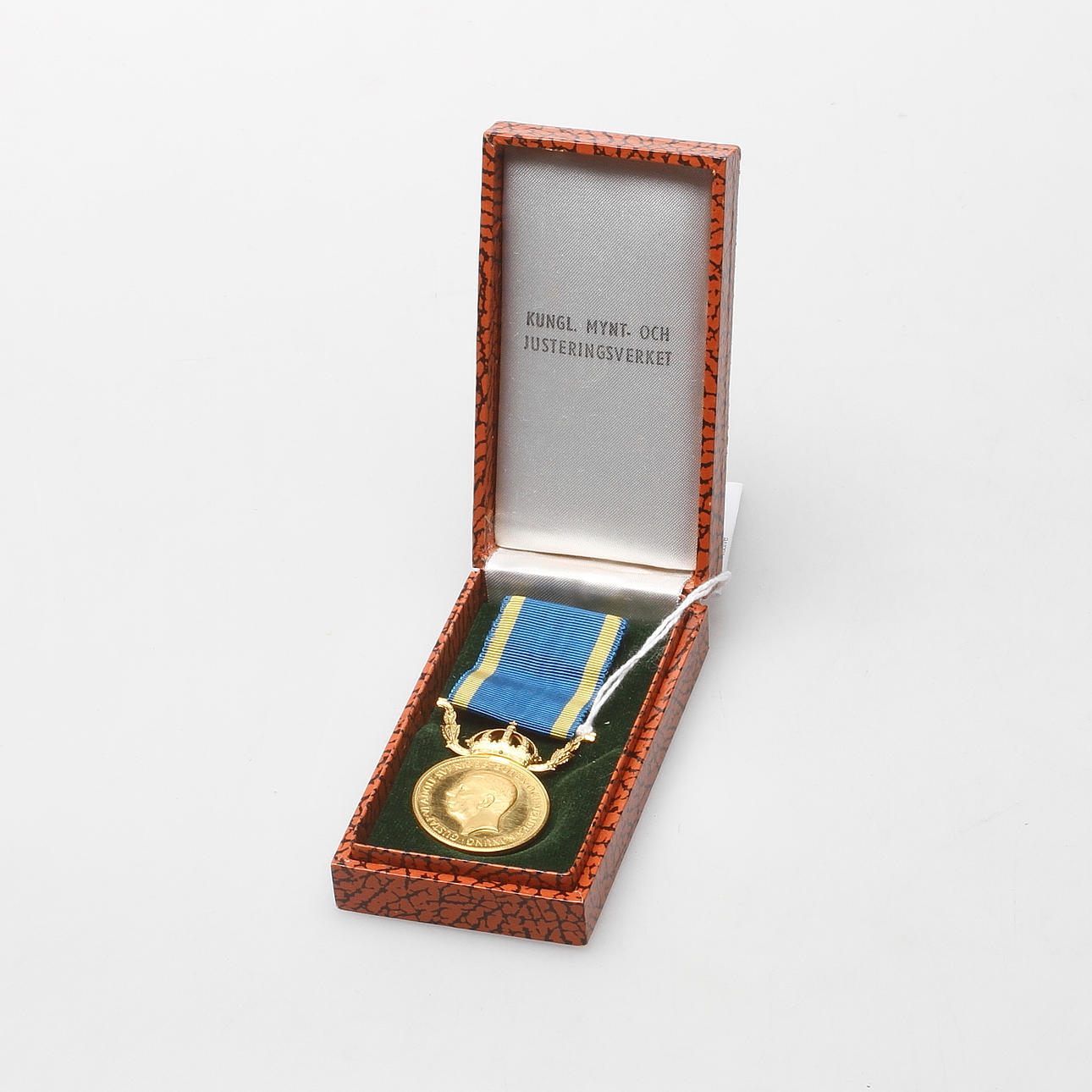 MEDALJ, 18 och 23 K guld, vikt ca. 16,3 gram inklusive rosett.