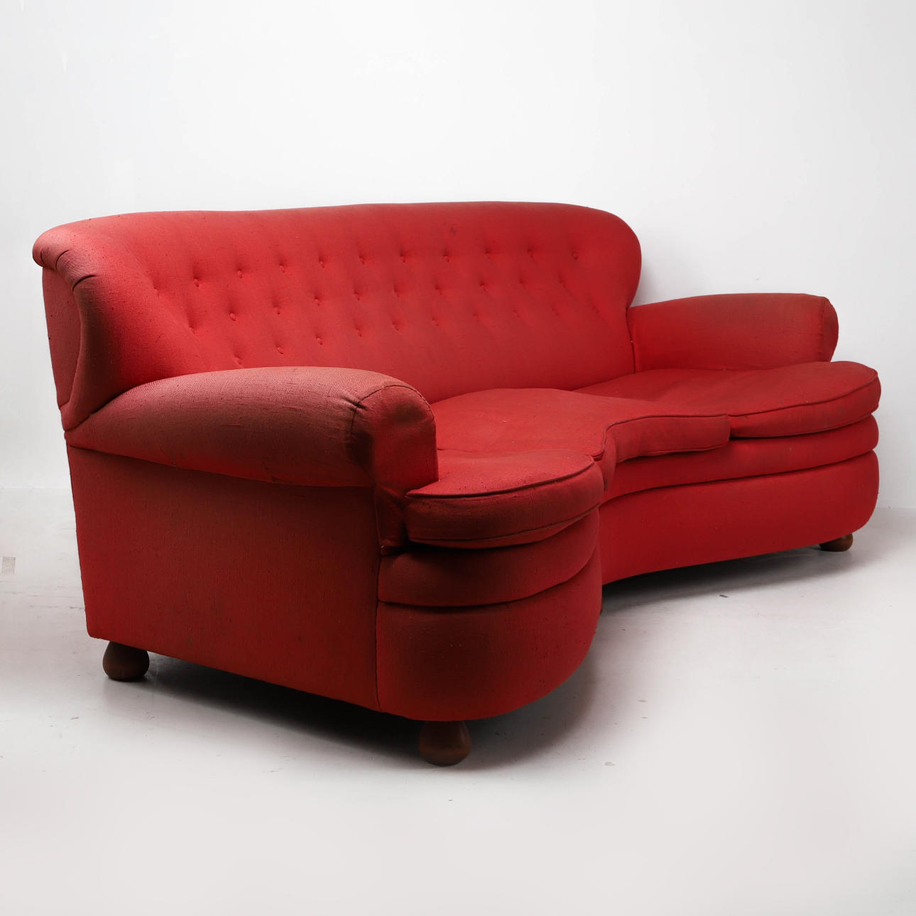 JOSEF FRANK. Soffa, 3-sits, röd tygklädsel, modell 968, Firma Svenskt ...