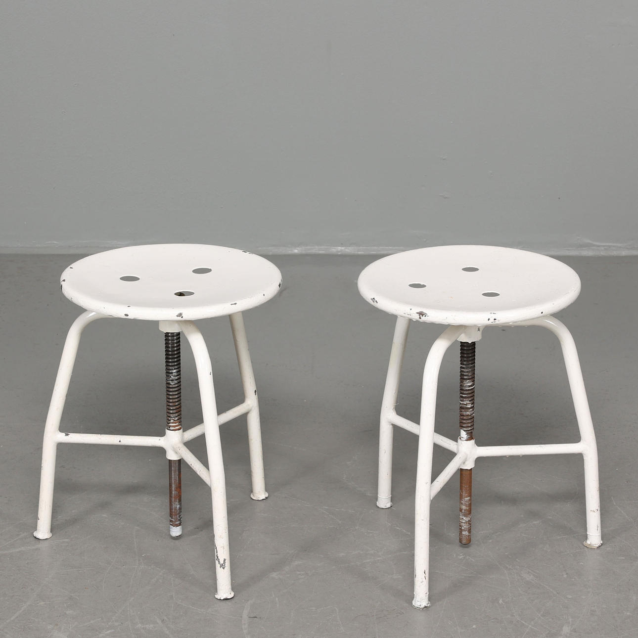 INDUSTRIPALLER, 2 stk, hvidlakerede, 1900-tallet.