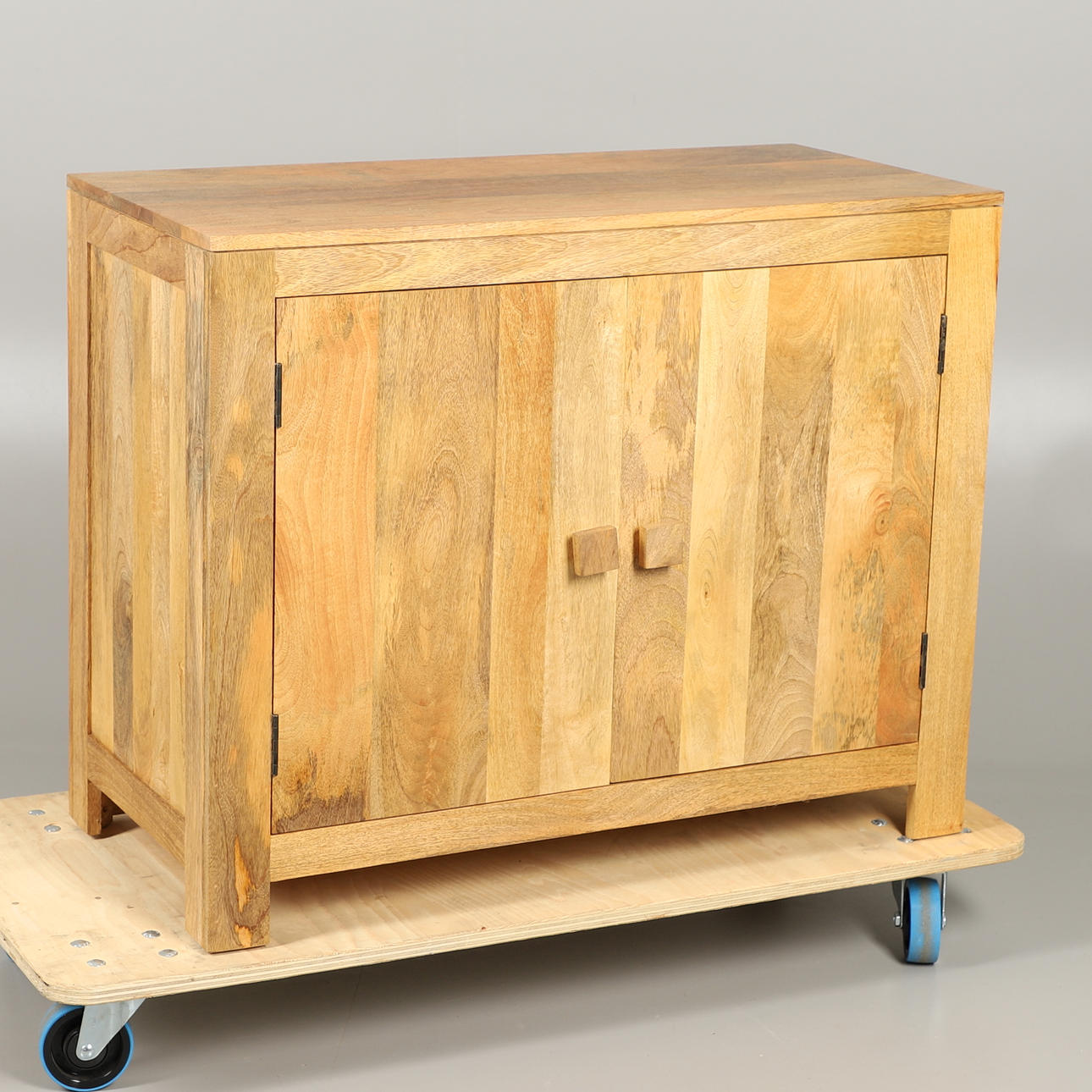 EIN SCHRANK AUS MANGOHOLZ.