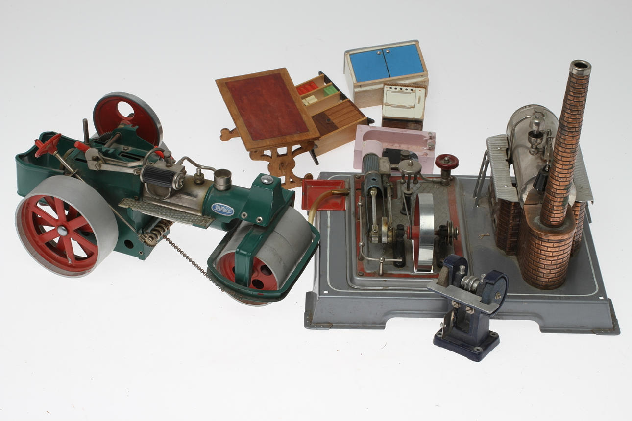 ÅNGMASKINER; 2 WILESCO och tillbehör + 6 delar dockskåpsmöbler.