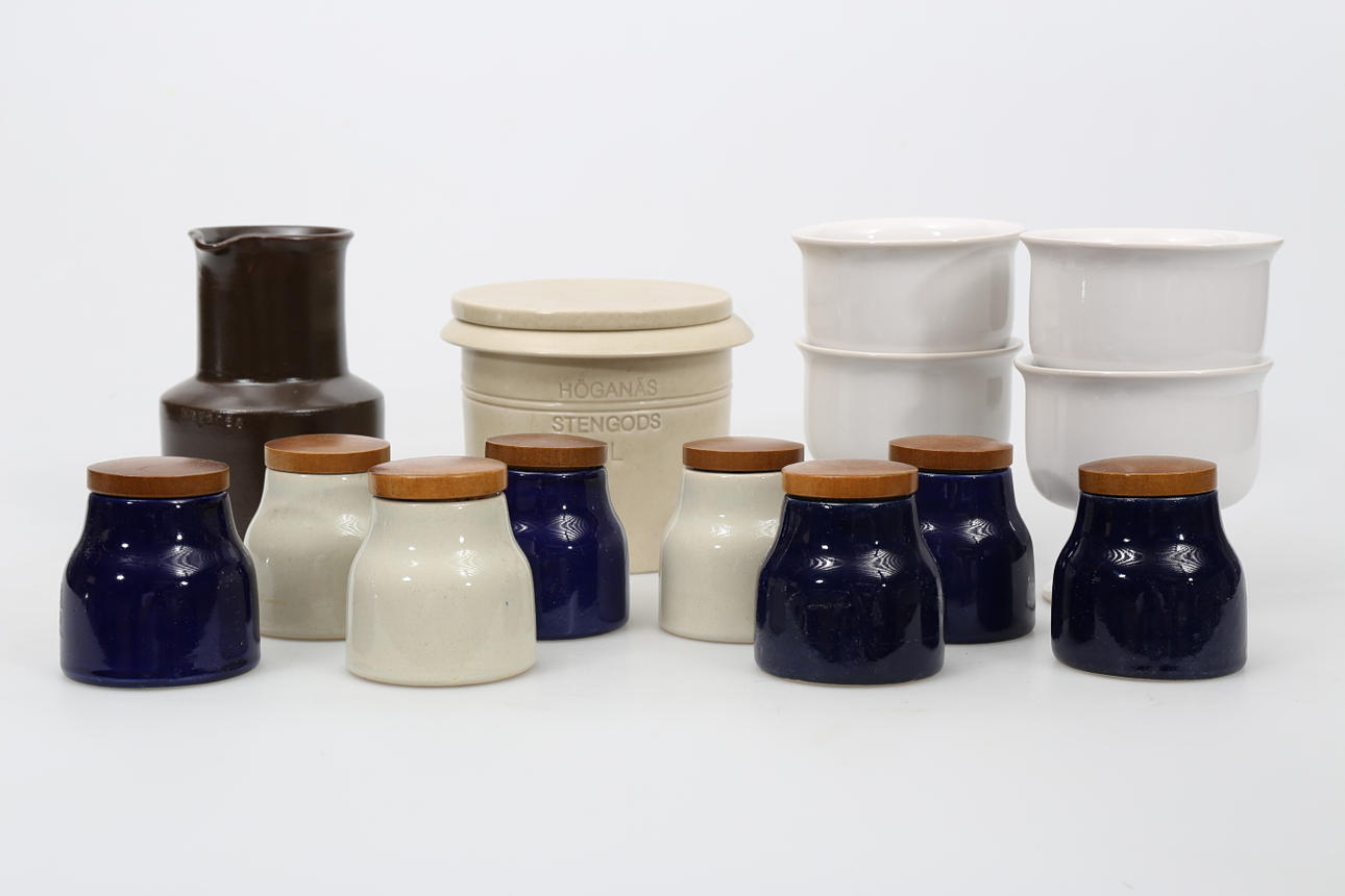 KRYDDBURKAR, SKÅLAR OCH KARAFF, stengods, 16 delar, bland annat.