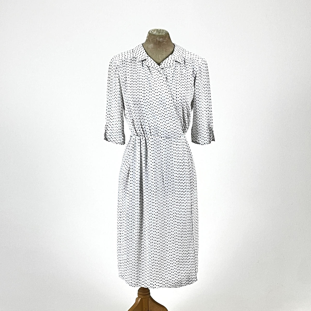 VINTAGE SCHWARZ-WEIßES POLKA DOT-KLEID.