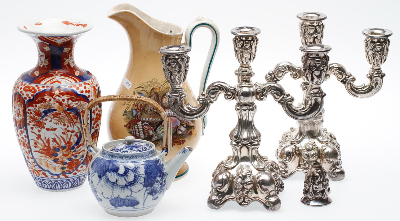 KANDELABRAR, Nysilver ett par, samt vas o 2 kannor.