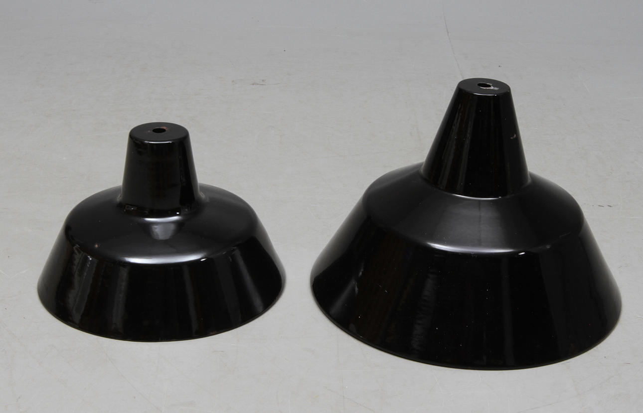 LAMPKUPOR, 2 st, industri, emaljerade, 1900/2000-tal.
