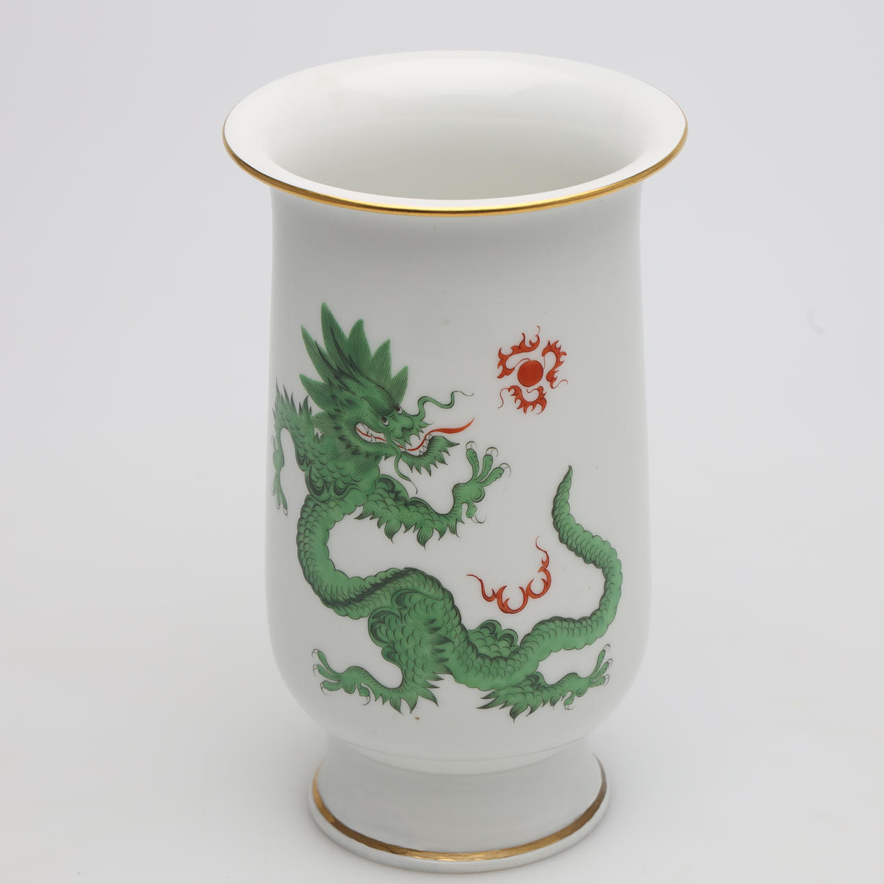 Vase Meissen dragon pattern.