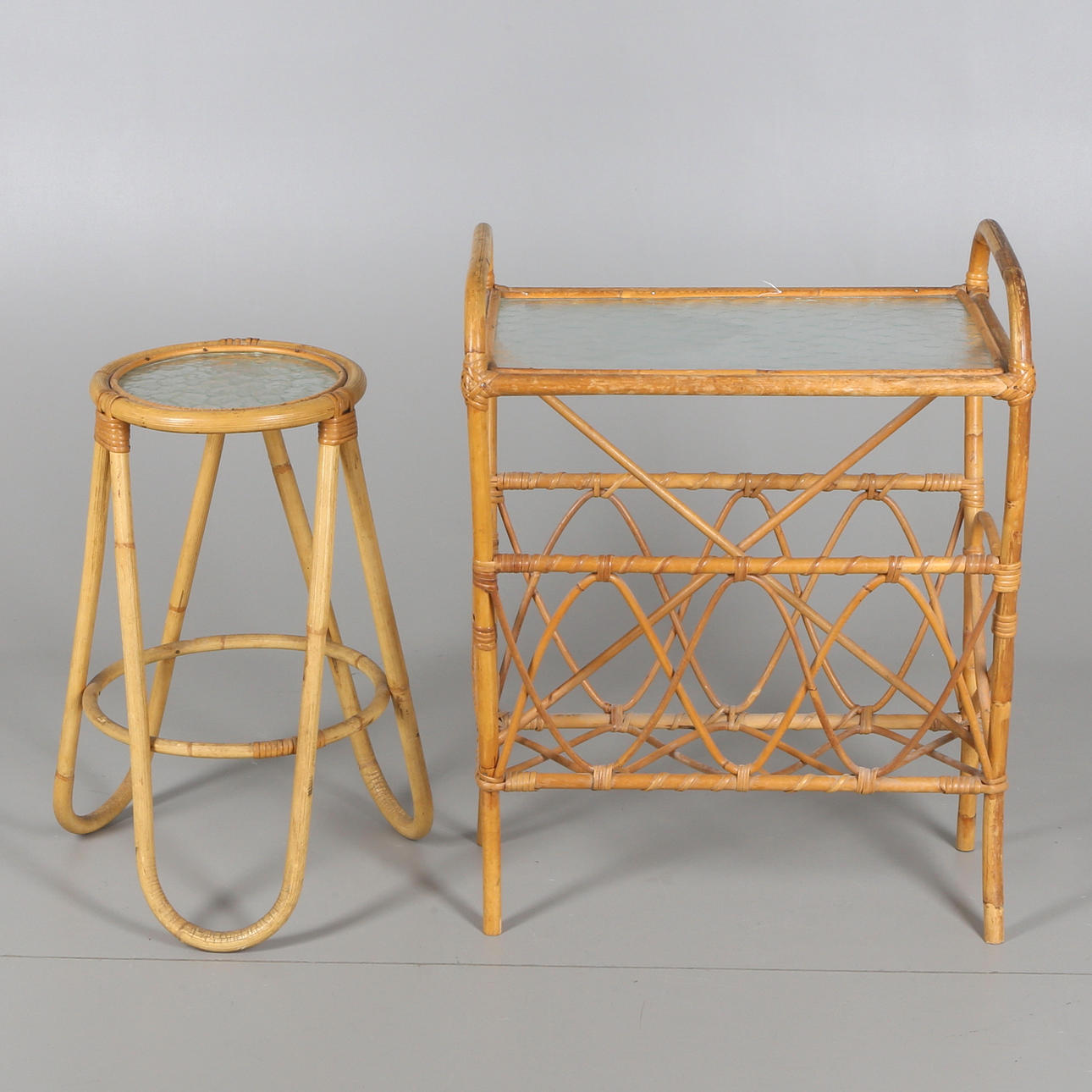 BLOMBORD samt TIDNINGSSTÄLL, bambu, 1900-tal.