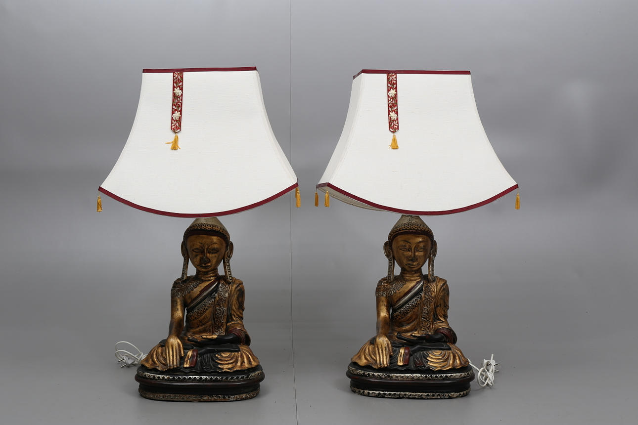 BORDSLAMPOR, möjligen lergods, 2 stycken, Asiatiskt motiv, 1980-tal.