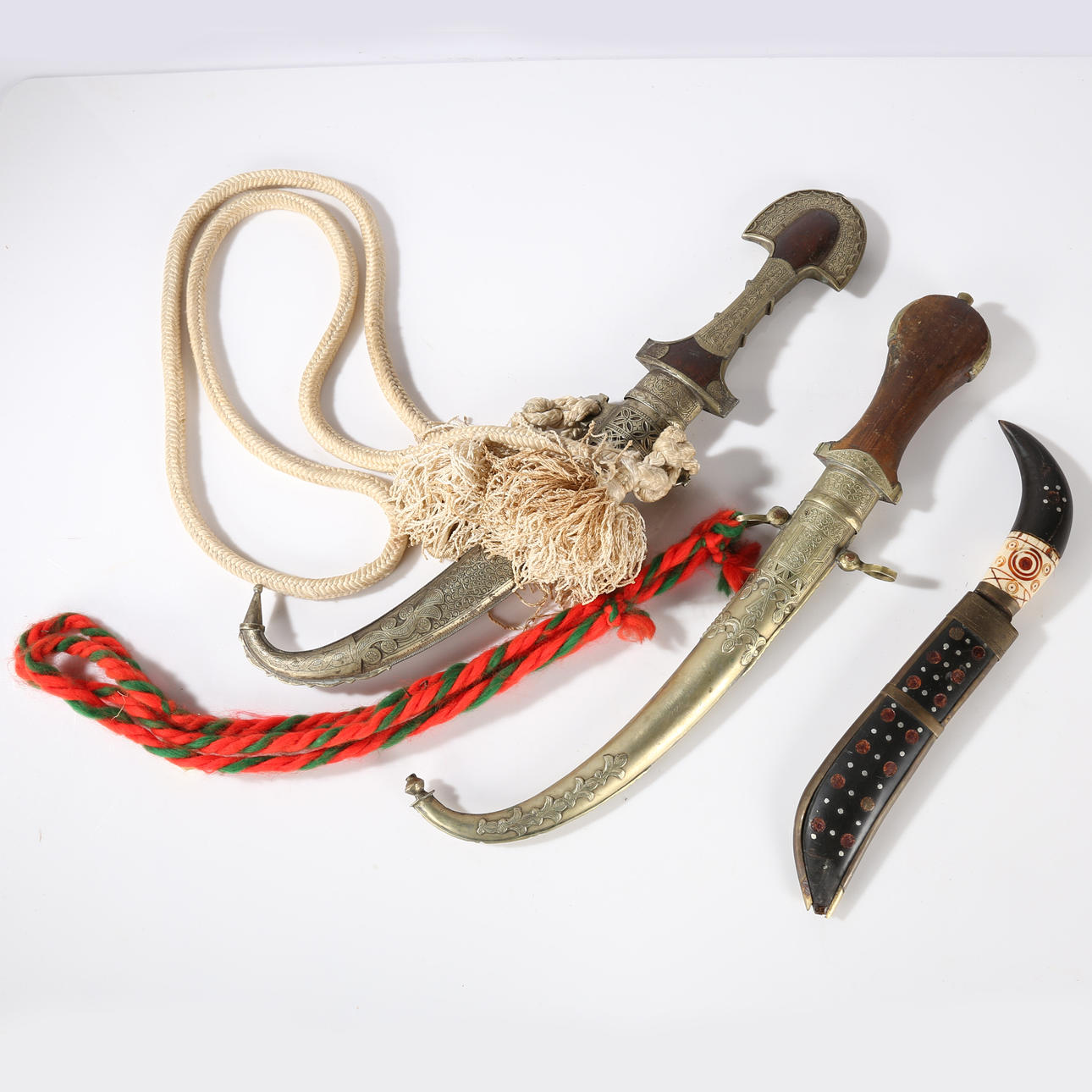 DOS KHANJARS ÁRABES Y UNA DAGA INDOPERSA.
