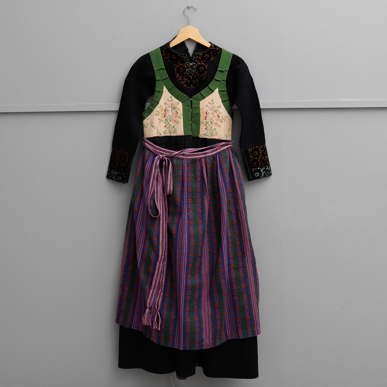 KONFIRMATIONSDRAGT, KUN BRUGT.