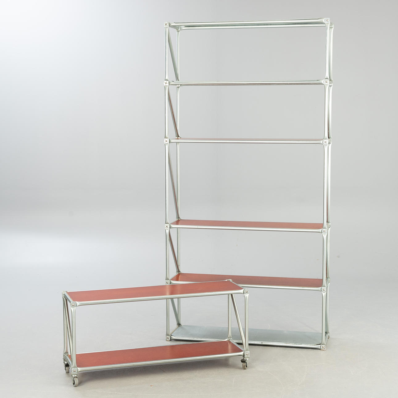 System 180. Regal + Lowboard auf Rollen.