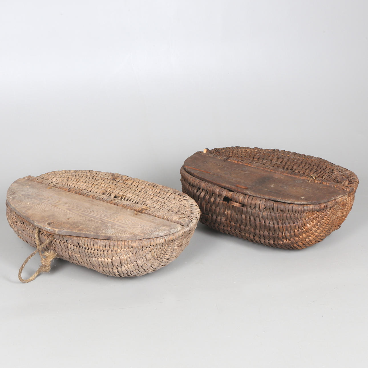 KORGAR, 2 st, med trälock.