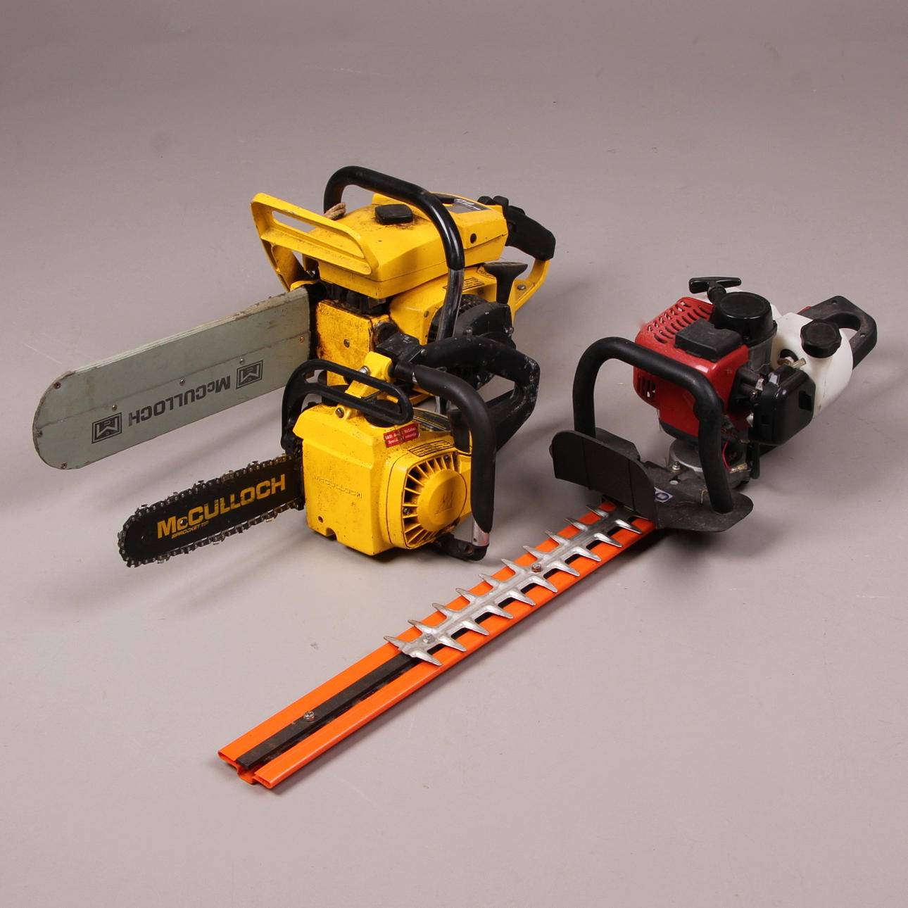 MOTORSÅGAR, samt häcksax, 3 delar, bensindrivna, delvis Mc Culloch.