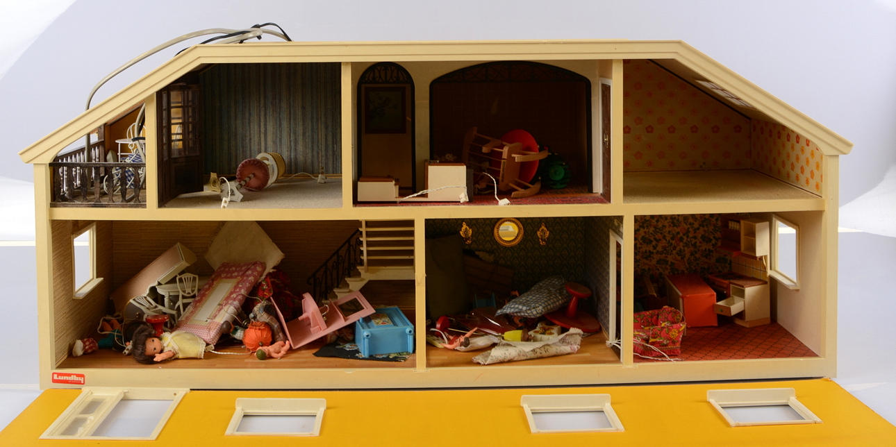 DOCKHUS MED MÖBLER OCH INREDNING, Lundby.