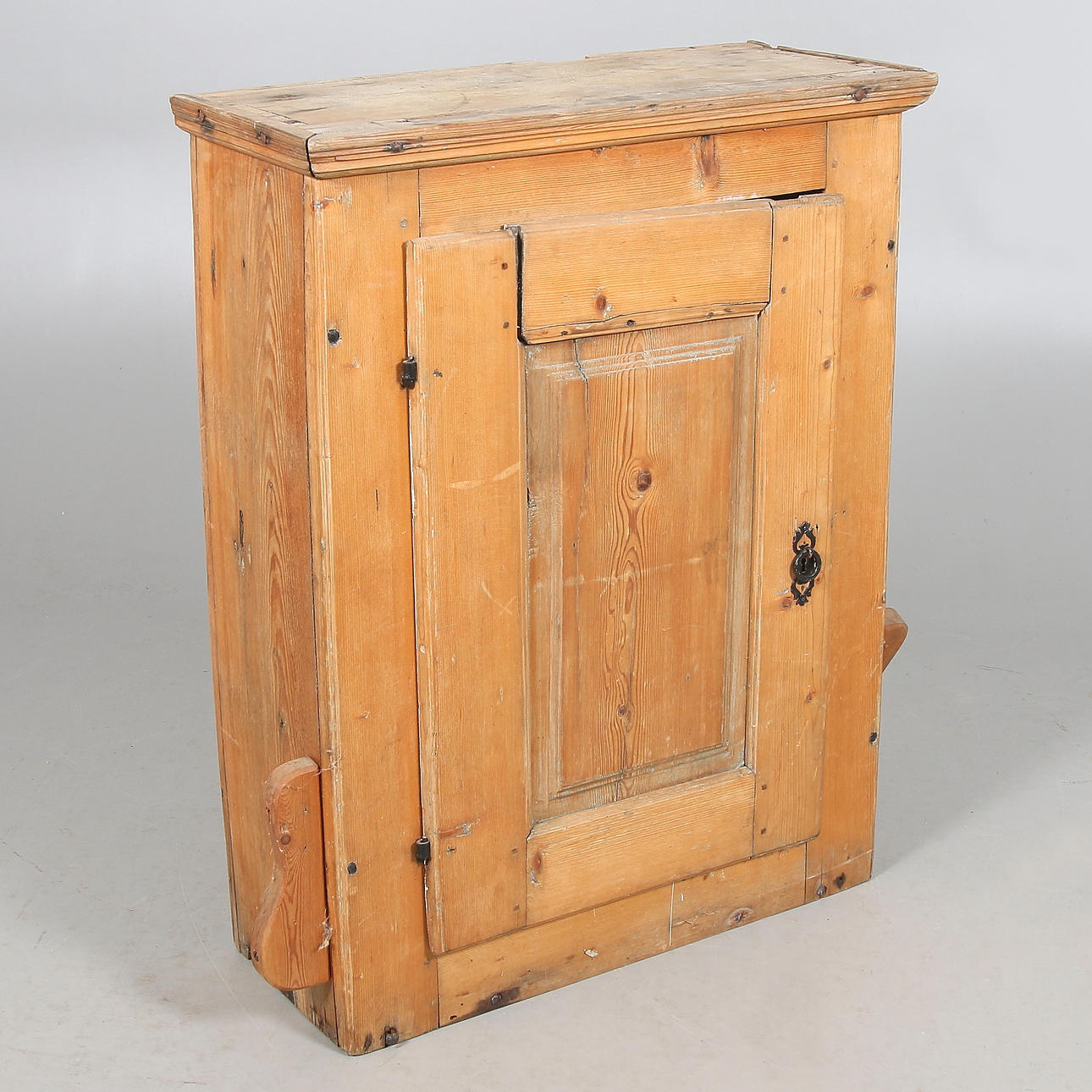 VÄGGSKÅP, fur, Allmoge, 1800-talets första hälft.