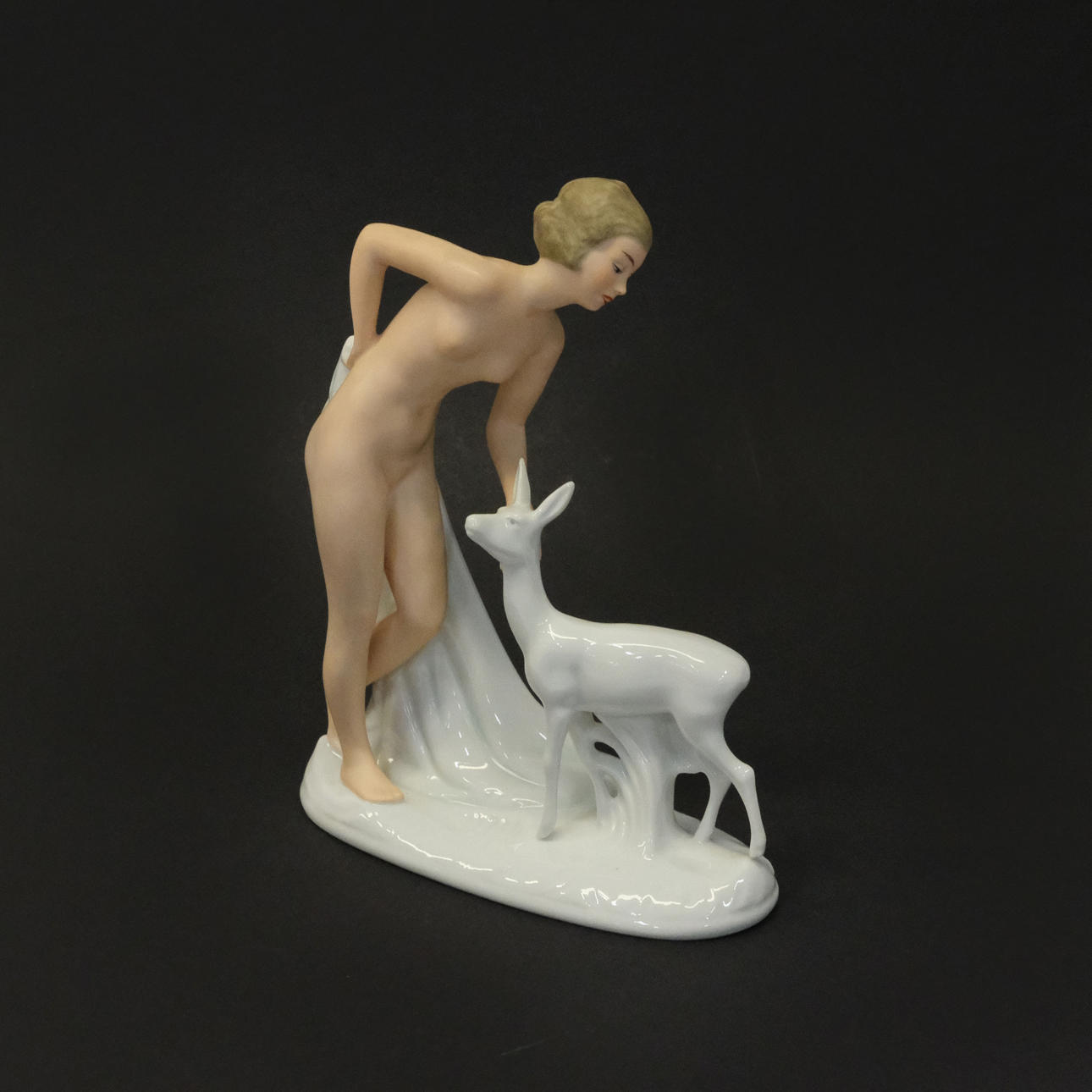 WALLENDORF, FIGUR, FRAU MIT HIRSCH.