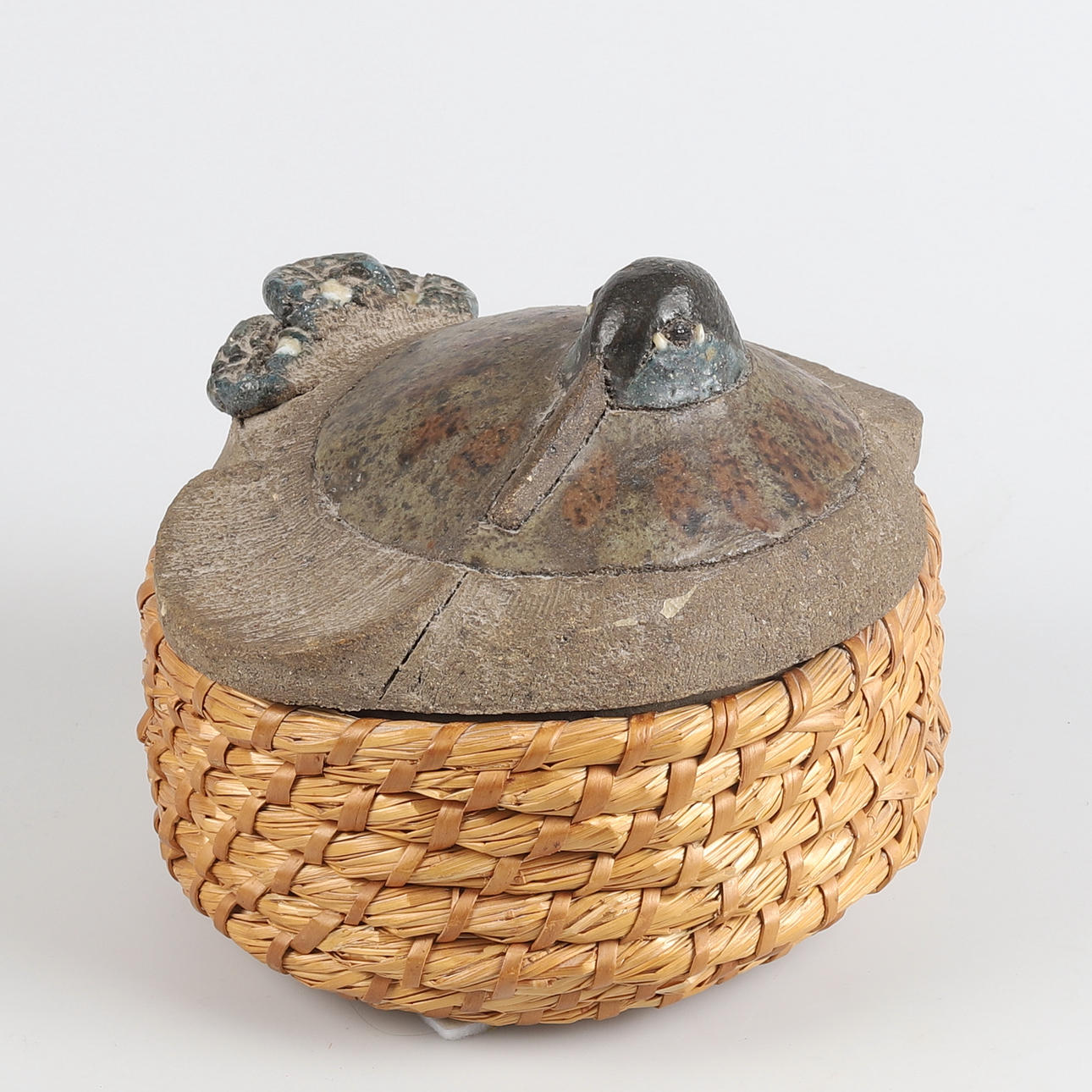 THOMAS HELLSTRÖM. Eierkorb, Steinzeug und Saunakorb, gekennzeichnet mit THO Nittsjö Schweden, 1900er Jahre.