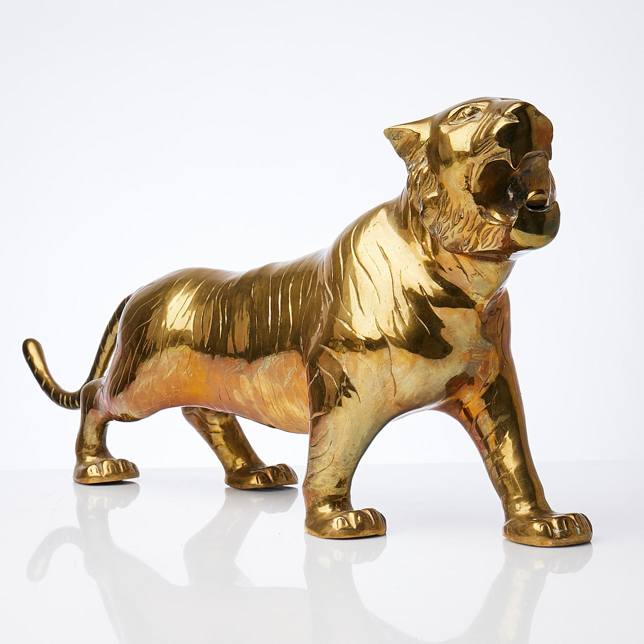 SKULPTUR, Tiger, Messing, 20. Jahrhundert.