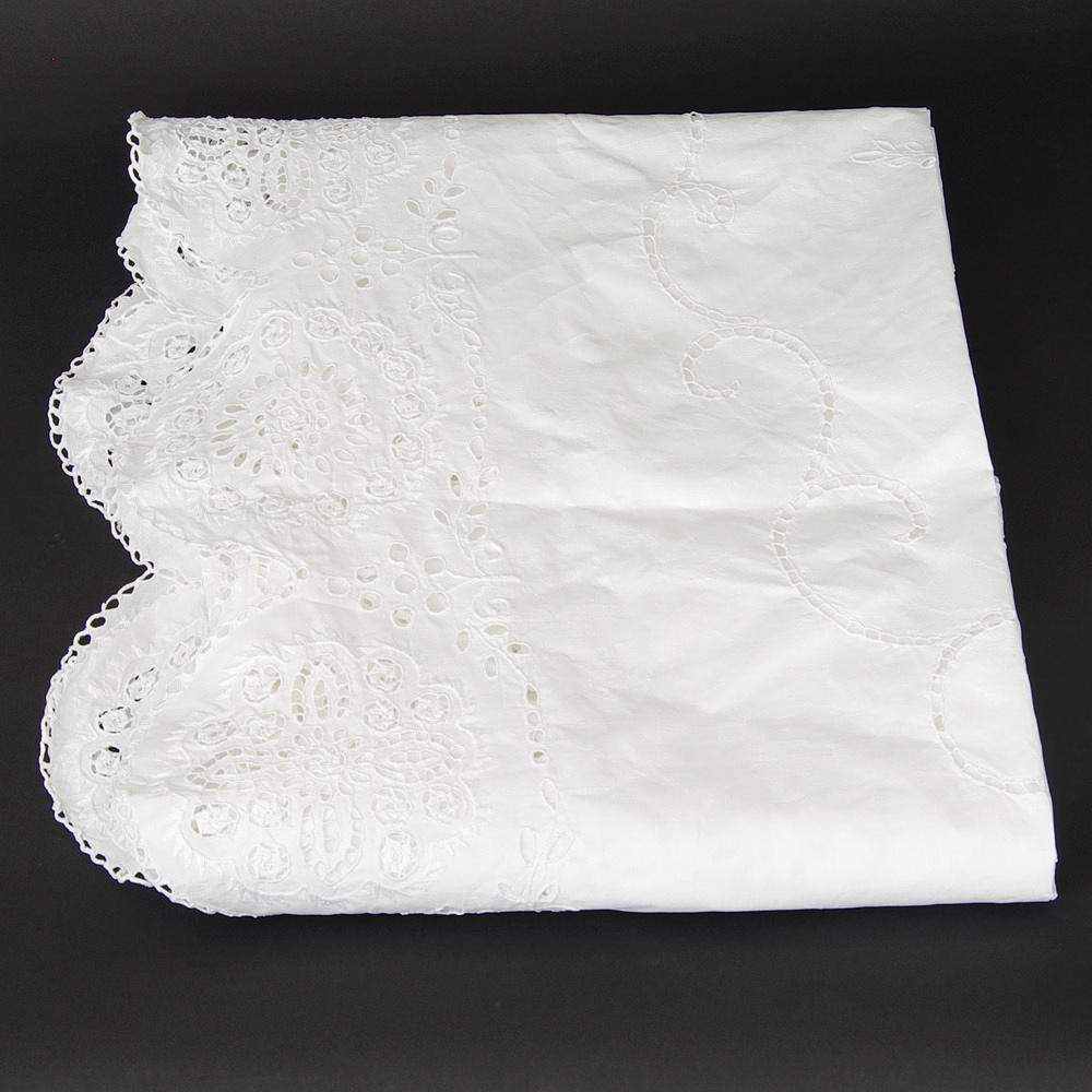 DUK, handbroderad med hålspets.