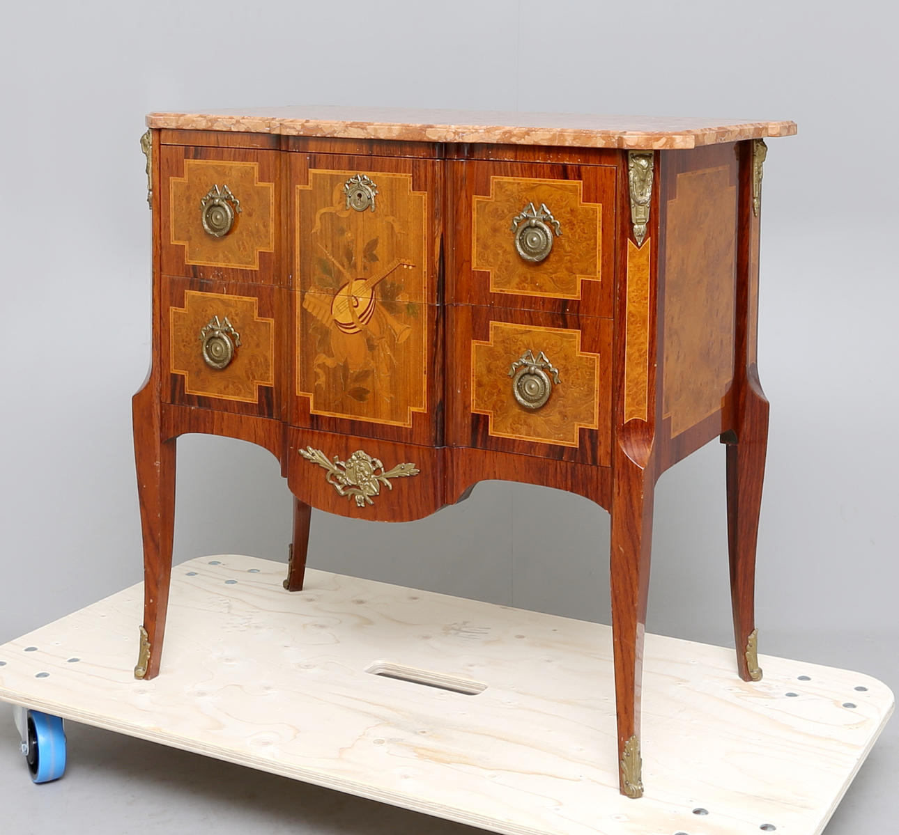 BYRÅ, Gustaviansk stil, 1950/60-tal.