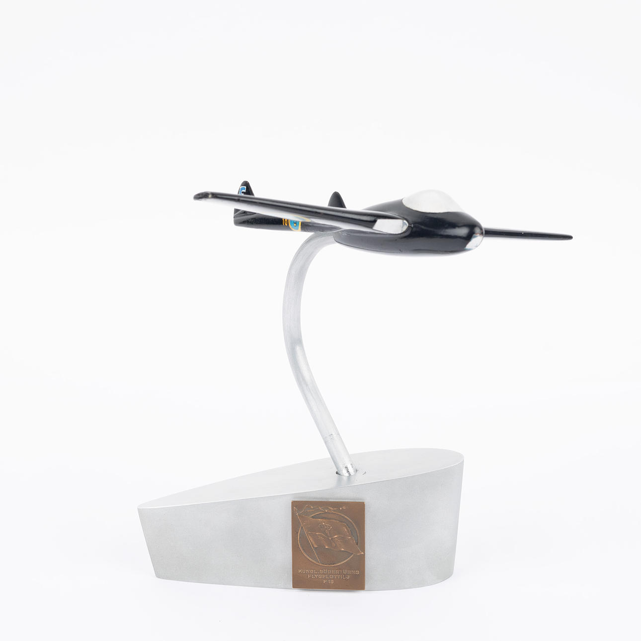 MODELLFLYGPLAN på stativ, J28 Vampire, metall. 1900-tal.