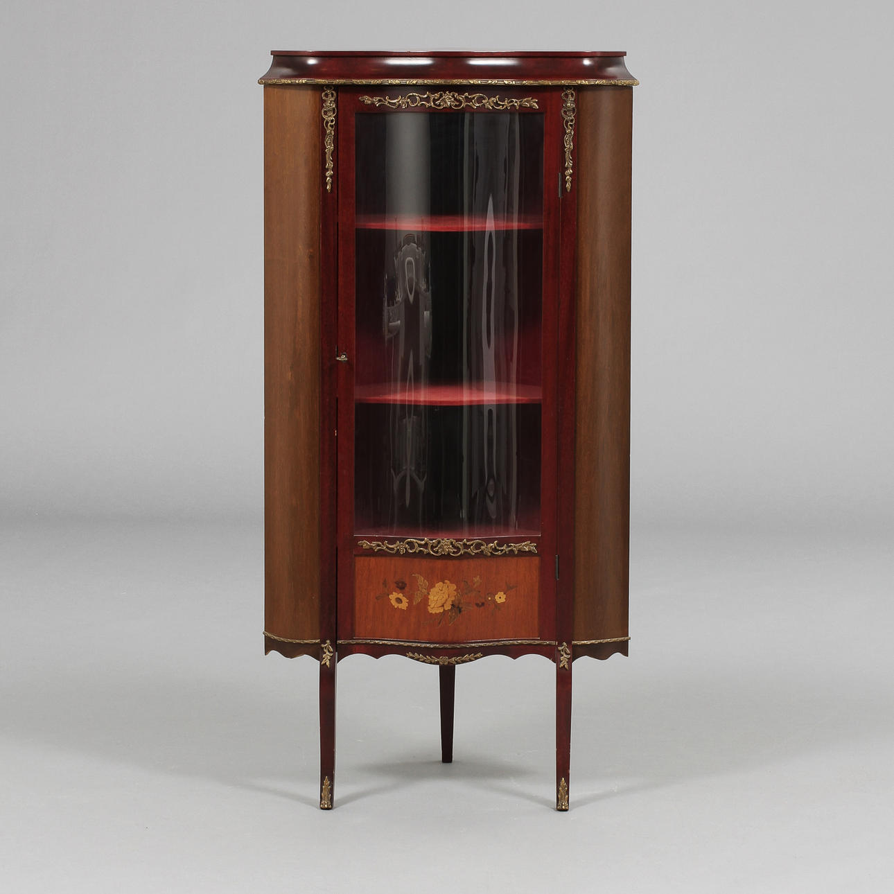 HÖRNVITRINSKÅP, Louis XVI-stil, 1900-tal.