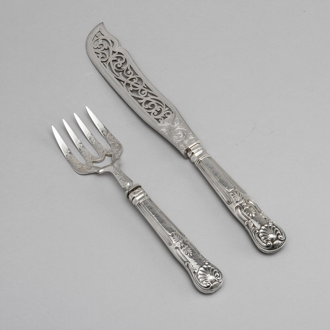 UPPLÄGGNINGSBESTICK, för fisk, silver och nysilver, England.