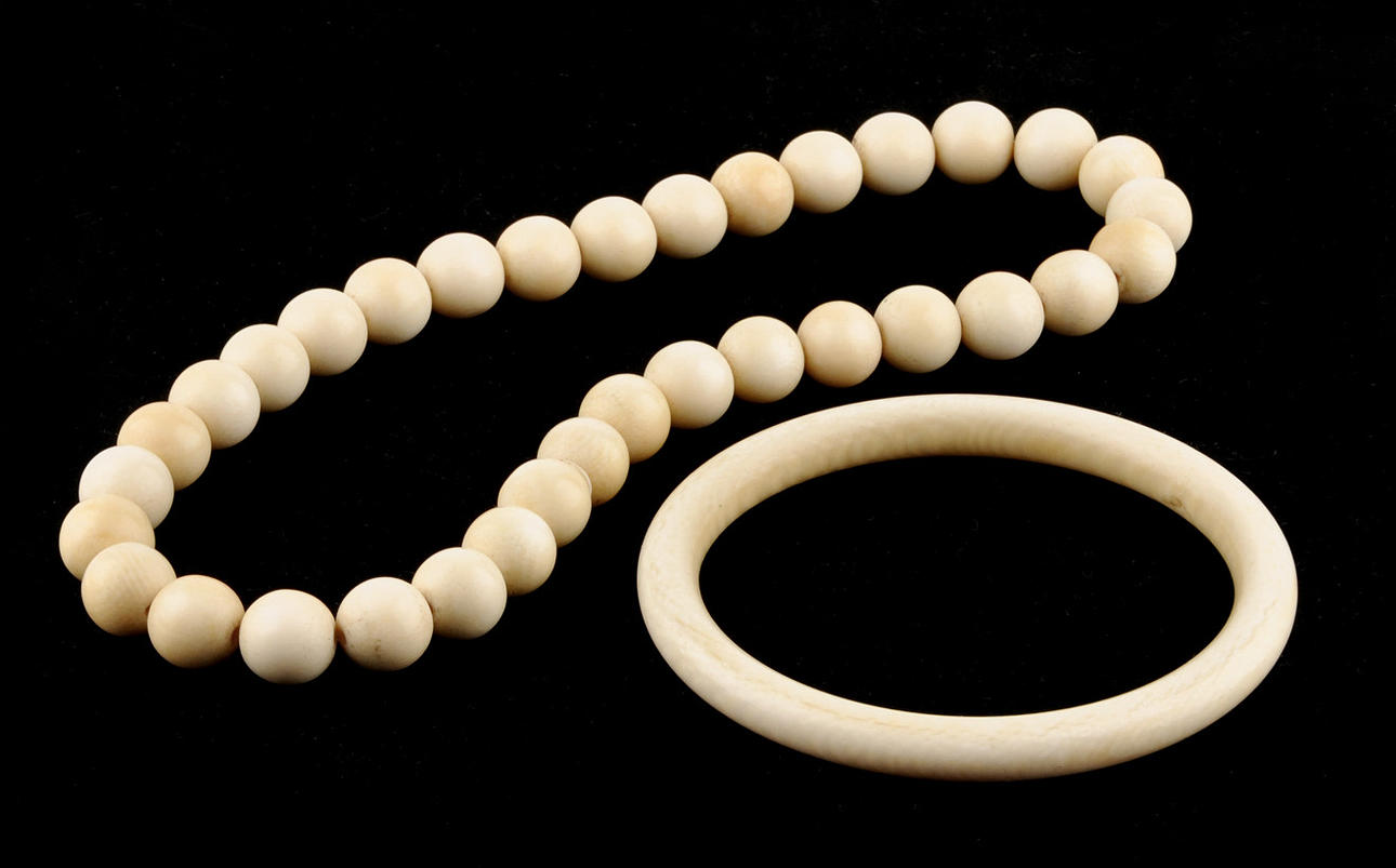 KETTE & ARMREIF. Snidat ben, omkring 1920.