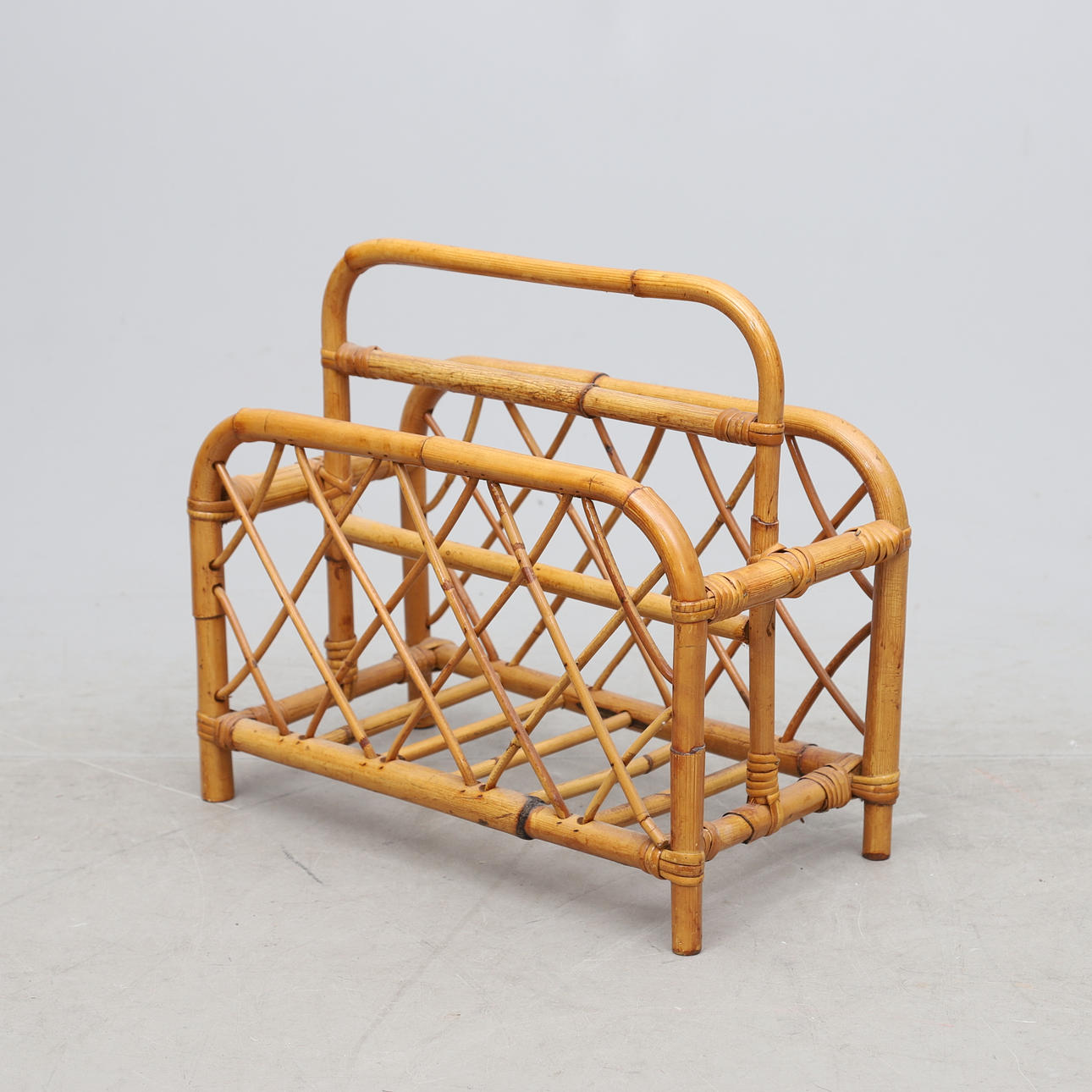 ZEITUNGSSTÄNDER, Rattan, 20. Jahrhundert.