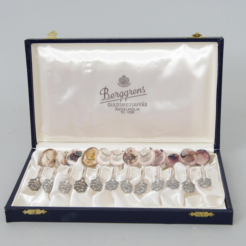 KAFFESKEDAR, 12 stycken, silver i etui.