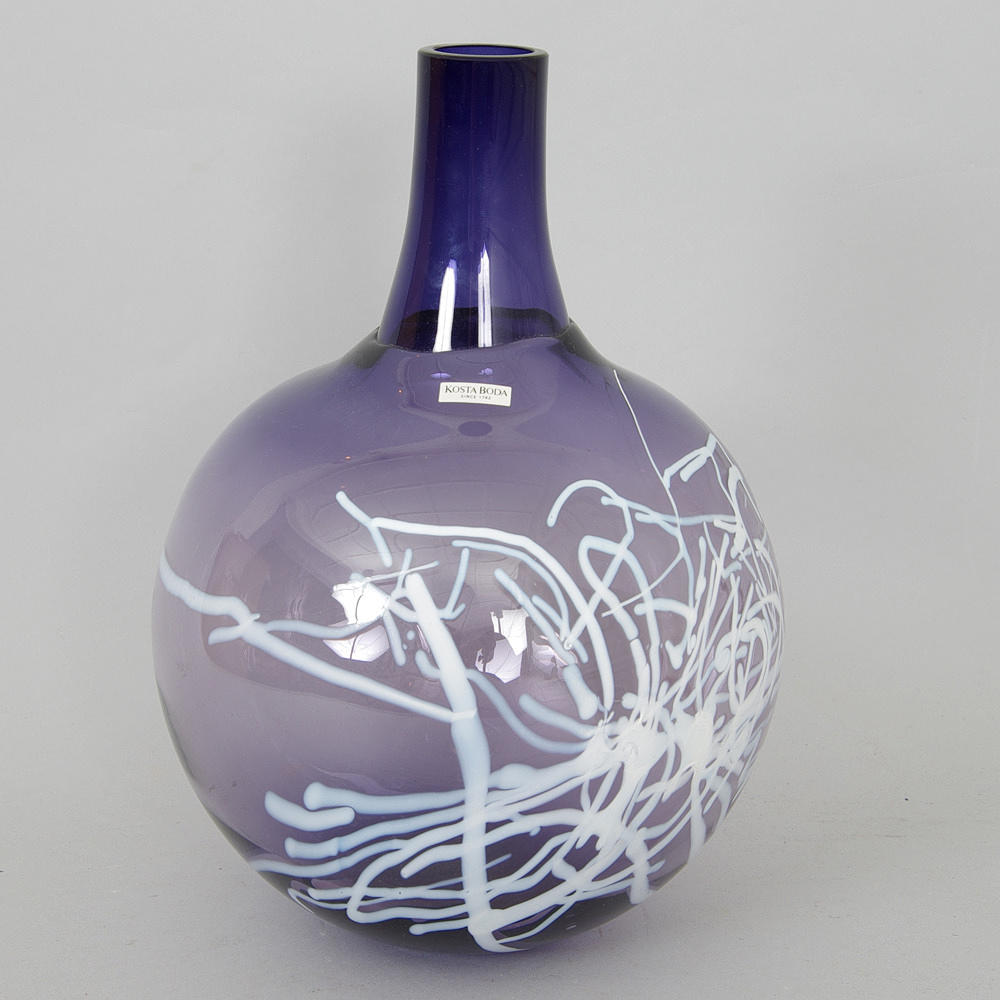 VAS, lila glas med vitdekor, Kosta Boda.