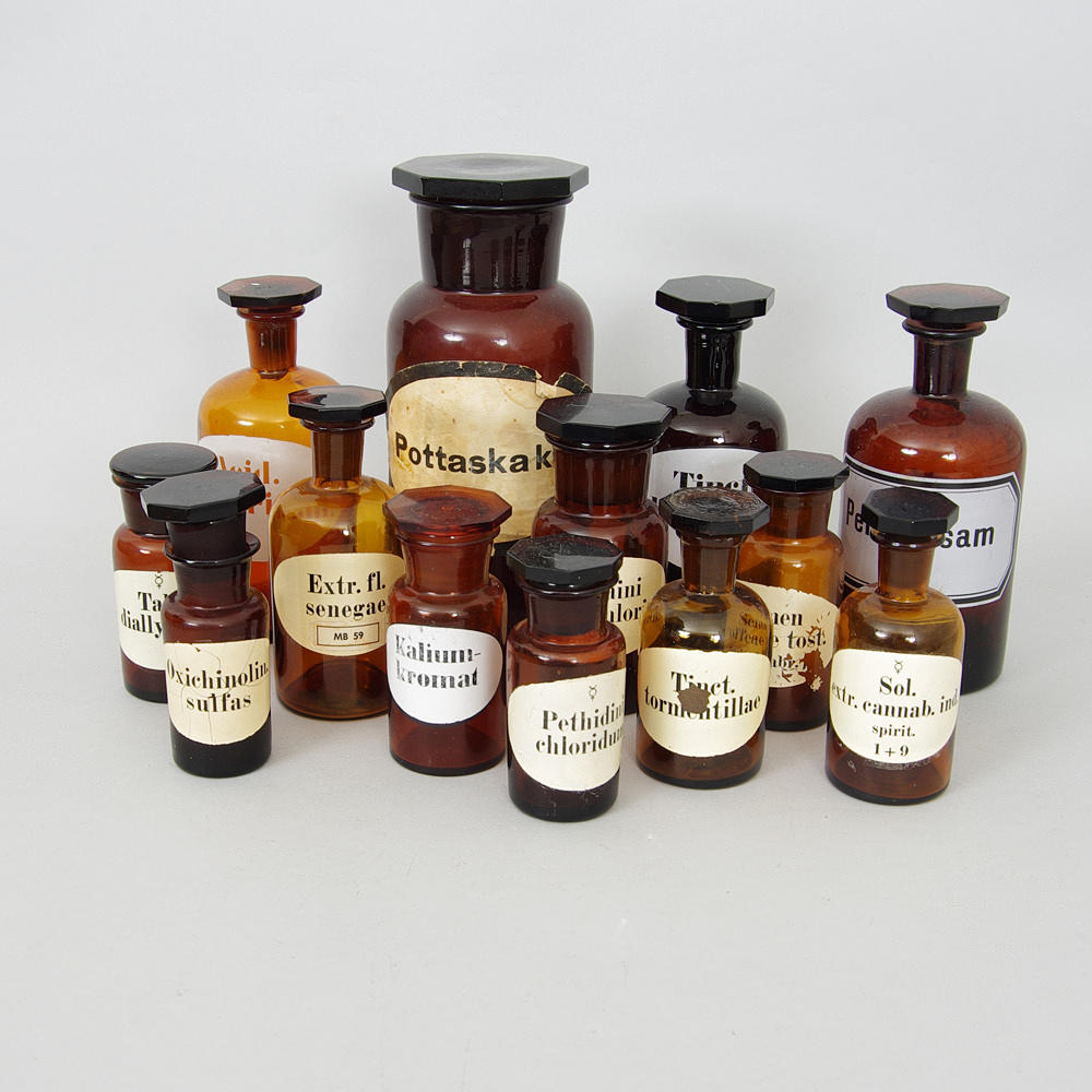 APOTEKSFLASKA, 13 stycken, brunt glas, tidigt 1900-tal.