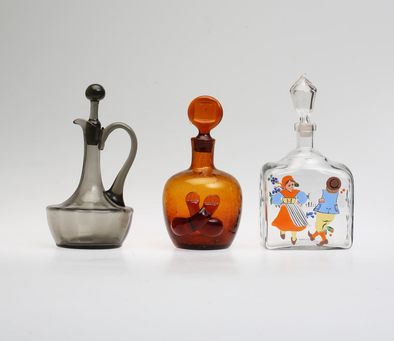 KARAFFER, 3 st, glas, bl.a Erik Höglund.