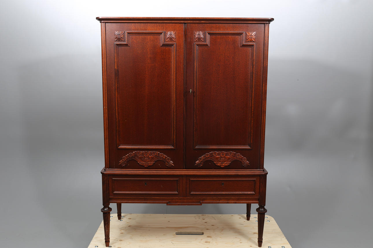 SERVERINGSSKÅP, mahogny, 1900-talets andra hälft.