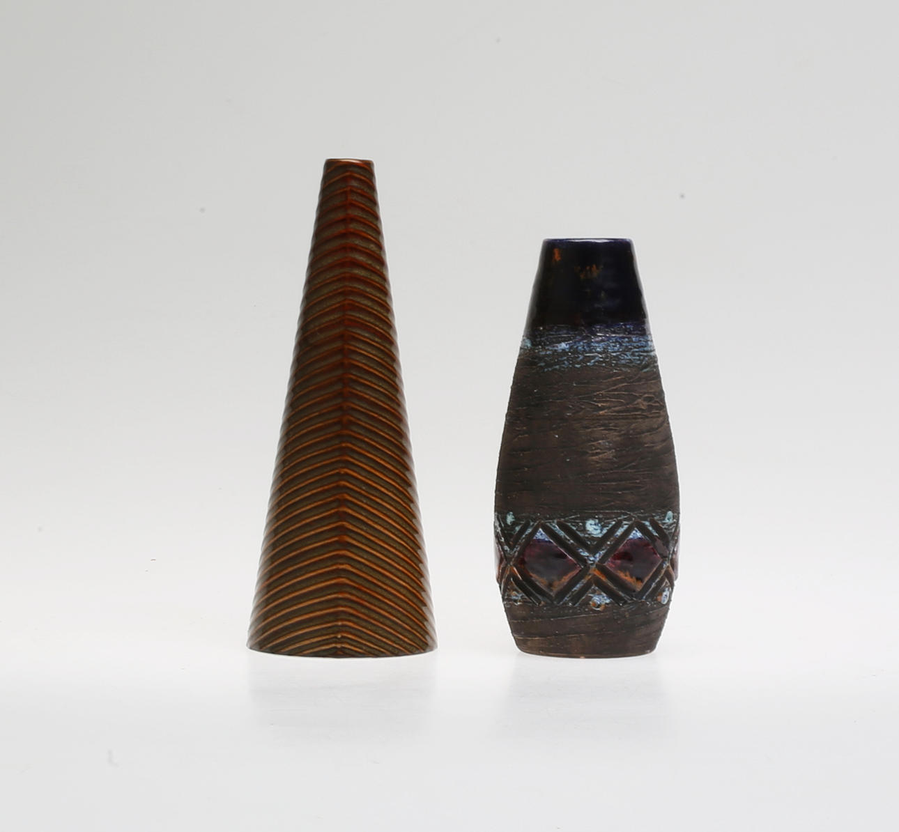 VASER, 2 st, keramik, "Domino", Stig Lindberg samt Tilgmans.