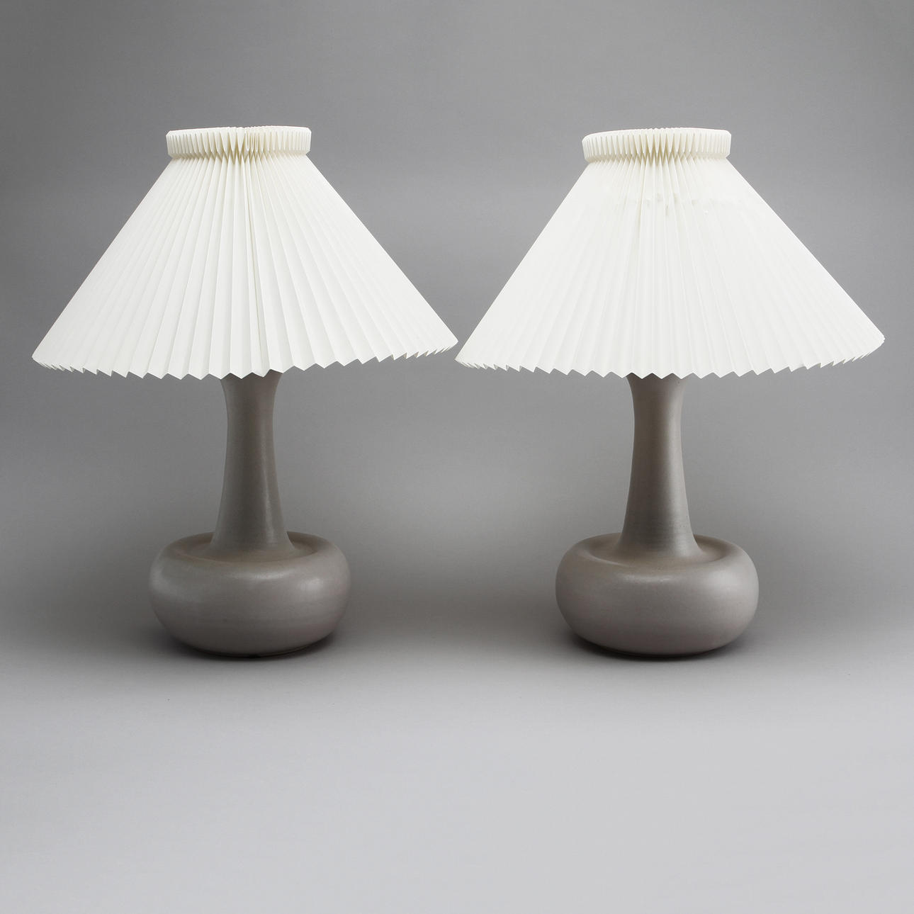 BORDSLAMPOR, ett par, keramik, Le Klint.