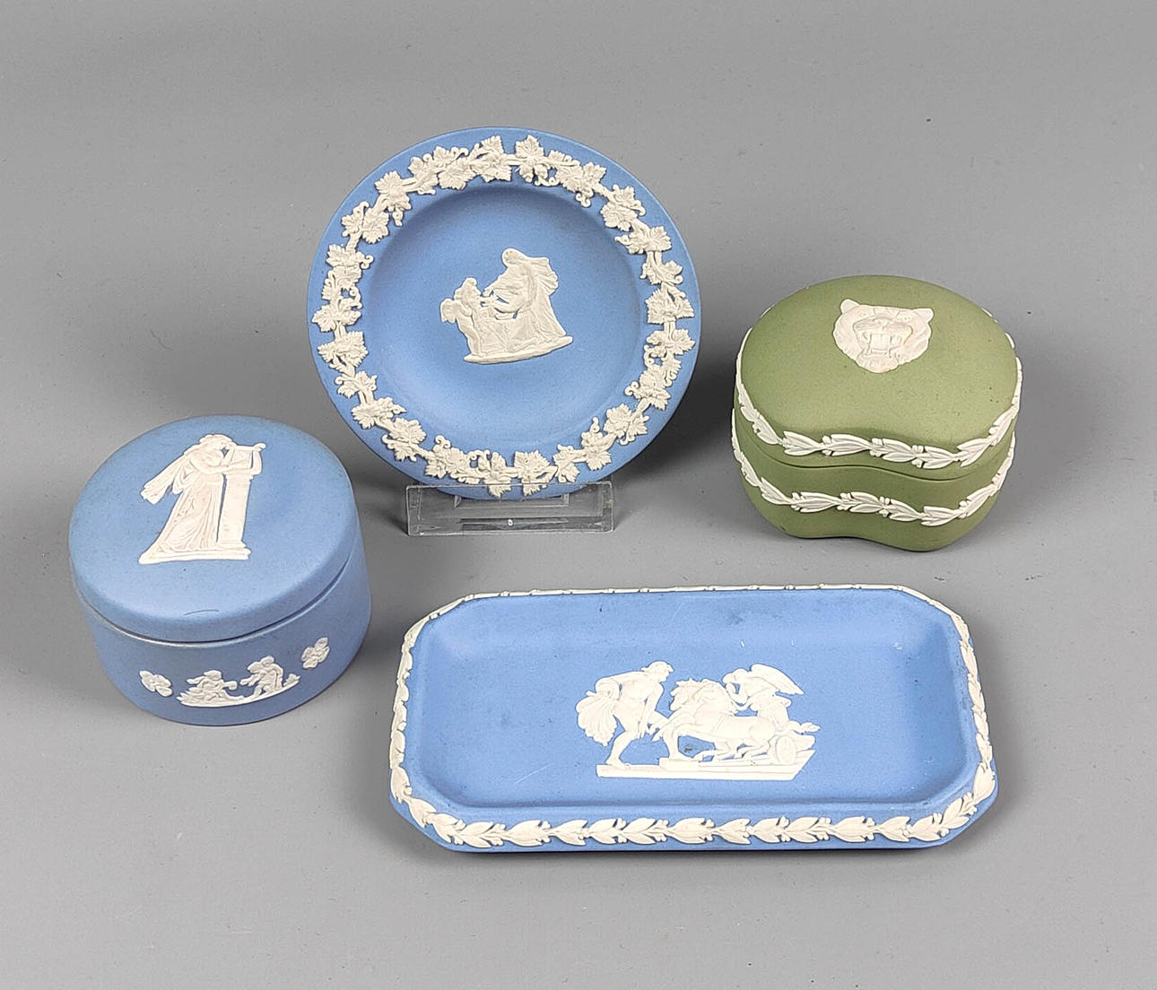 Massor av Wedgwood porslin.